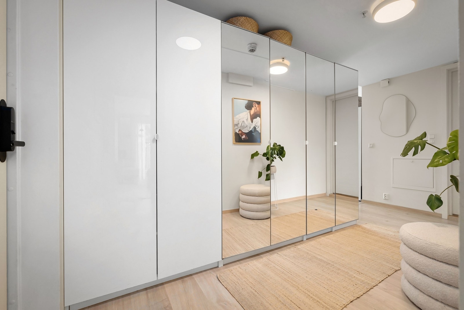 Lys og imøtekommende entré med plass til oppbevaring av sko og oppheng av tøy. Meget god lagringsplass i stort garderobeskap Galleribilde