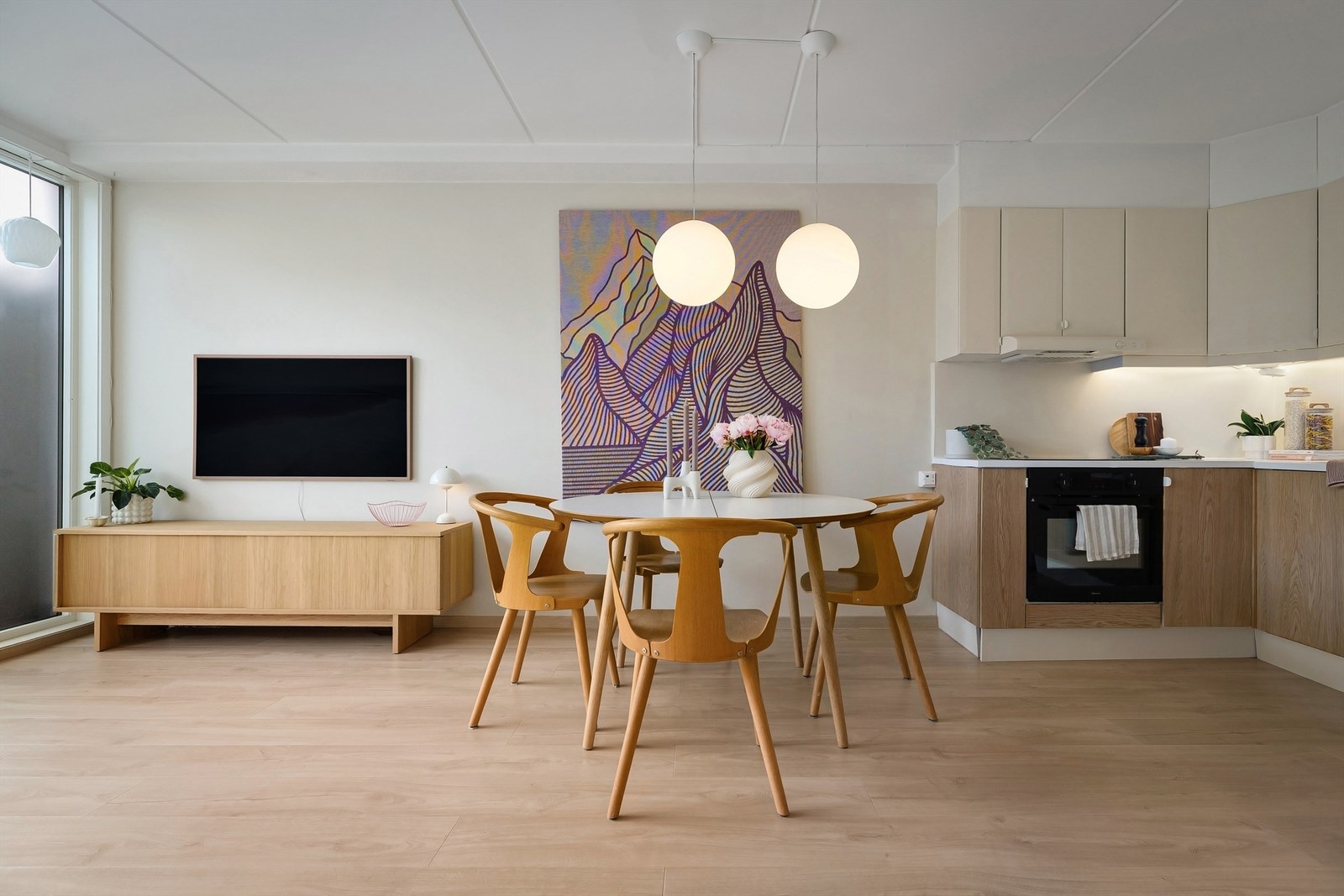 I stuen er det plass til både sofagruppe og spisebord Galleribilde