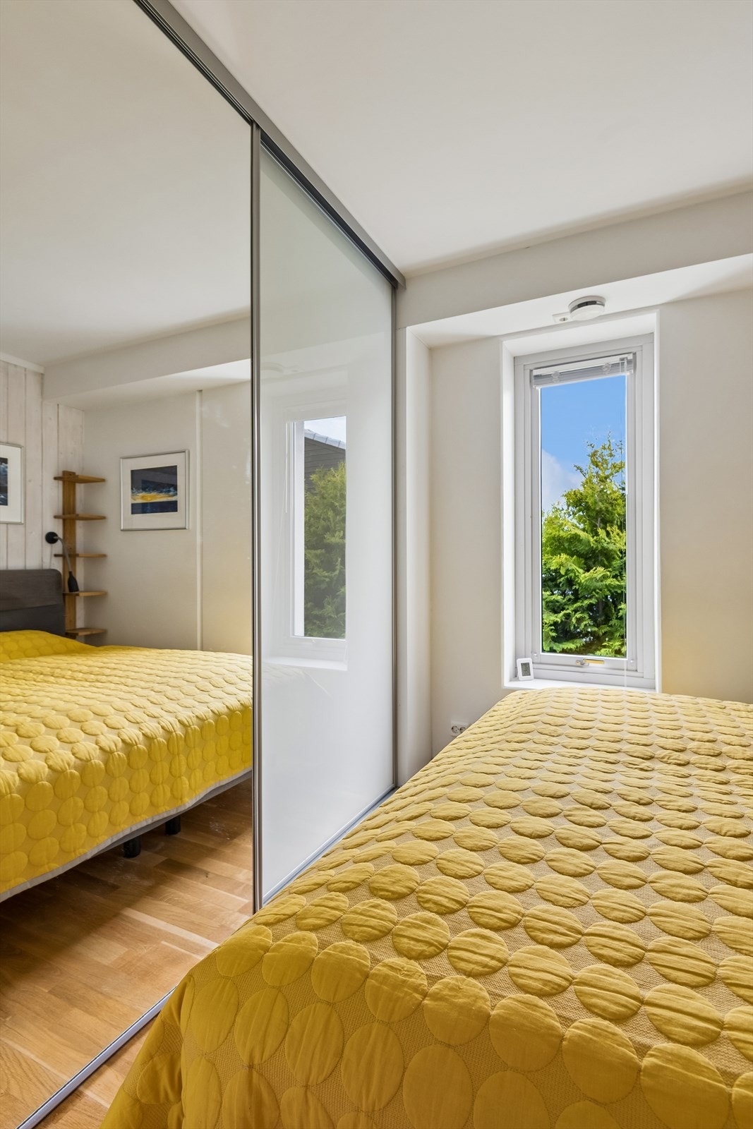 Soverommet er utstyrt med en stor skyvedørsgarderobe. Galleribilde