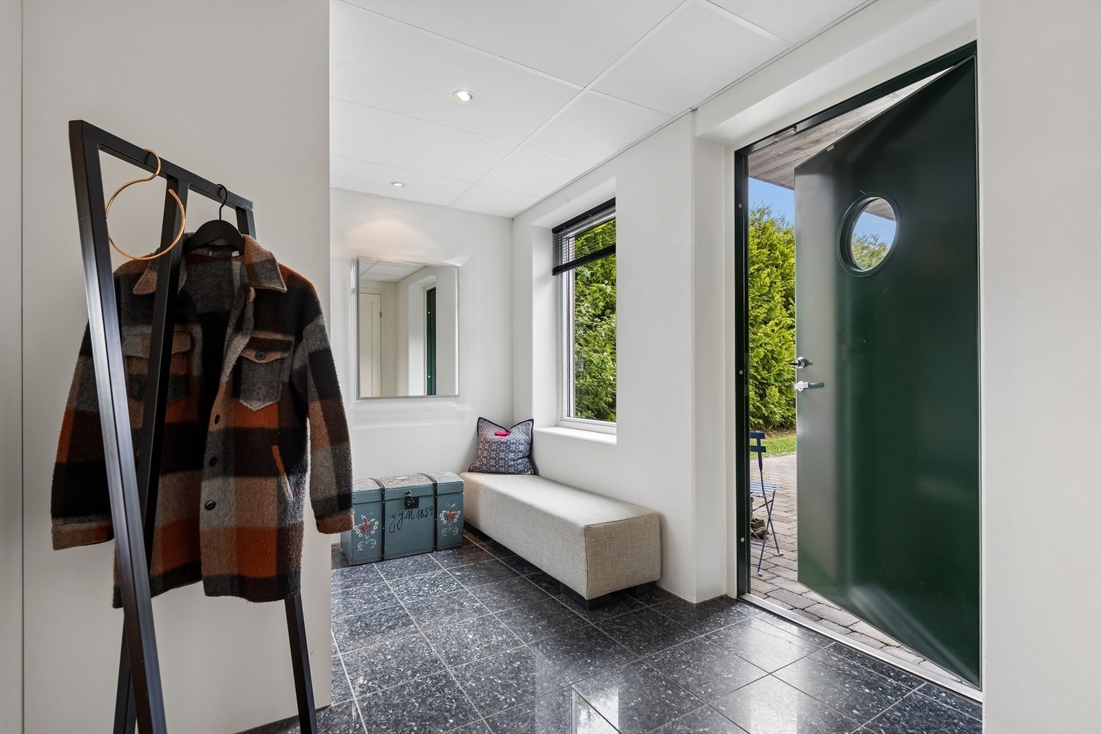 Inngangspartiet har flislagt gulv og gir direkte tilgang til boligens hovedetasje. Galleribilde