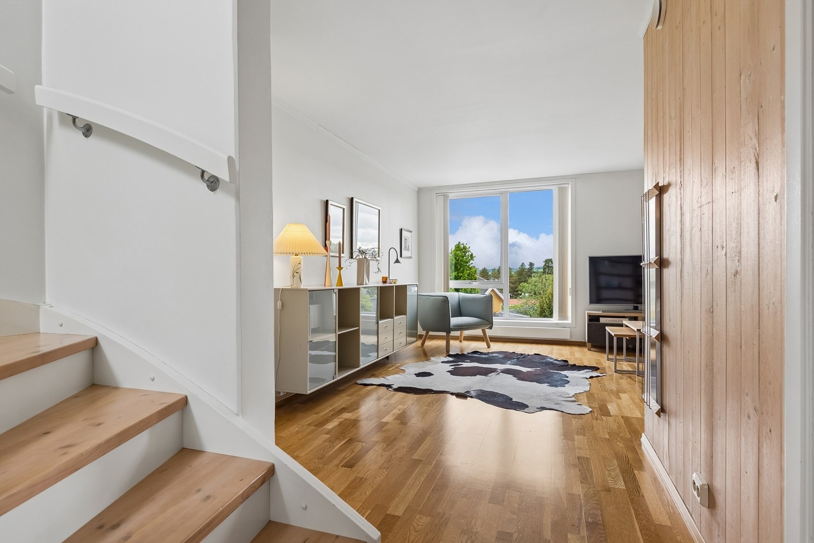 Tretrappen forbinder etasjene. Galleribilde