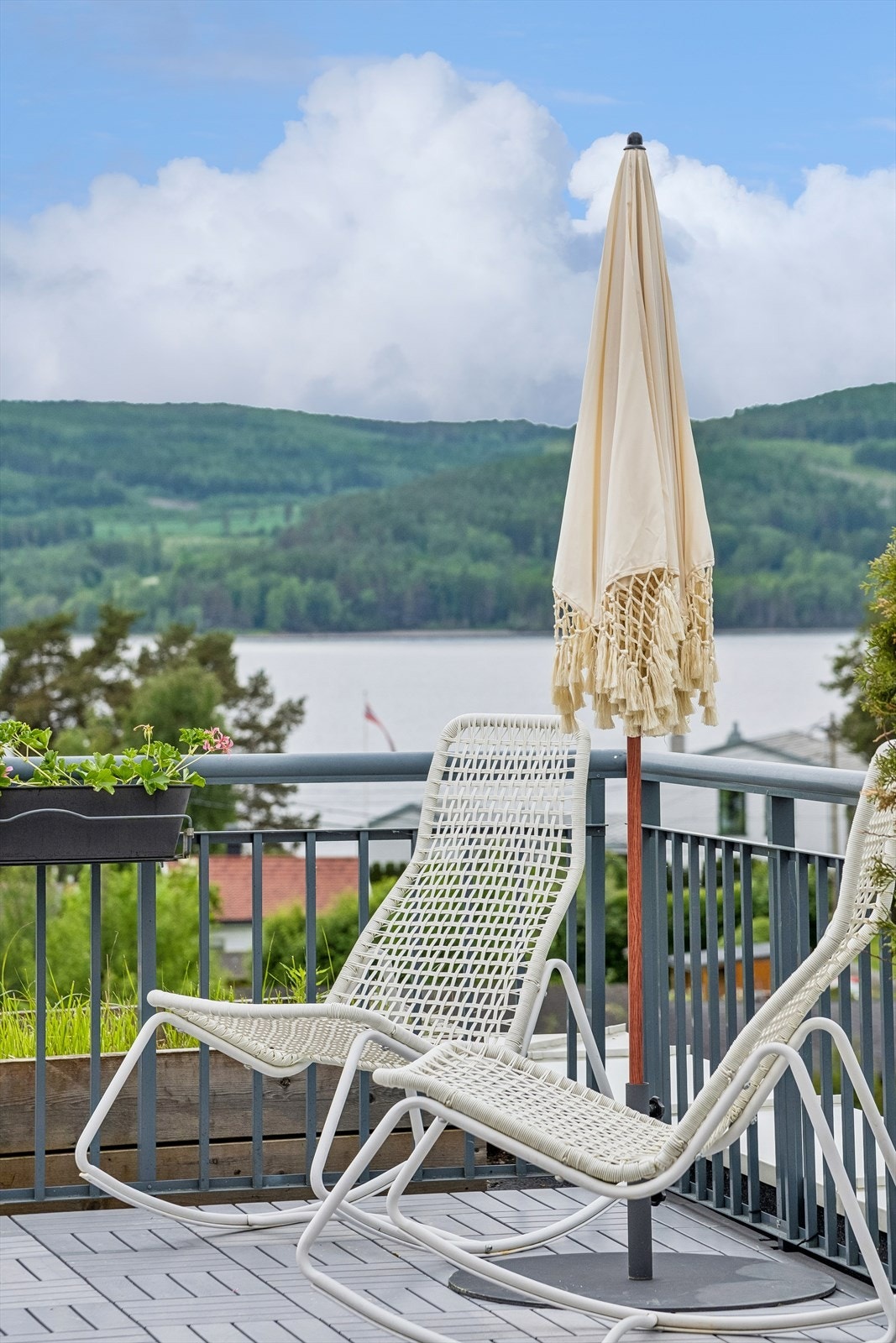 Her kan man nyte late sommerdager med flott utsikt over nærområdet og Mjøsa. Galleribilde