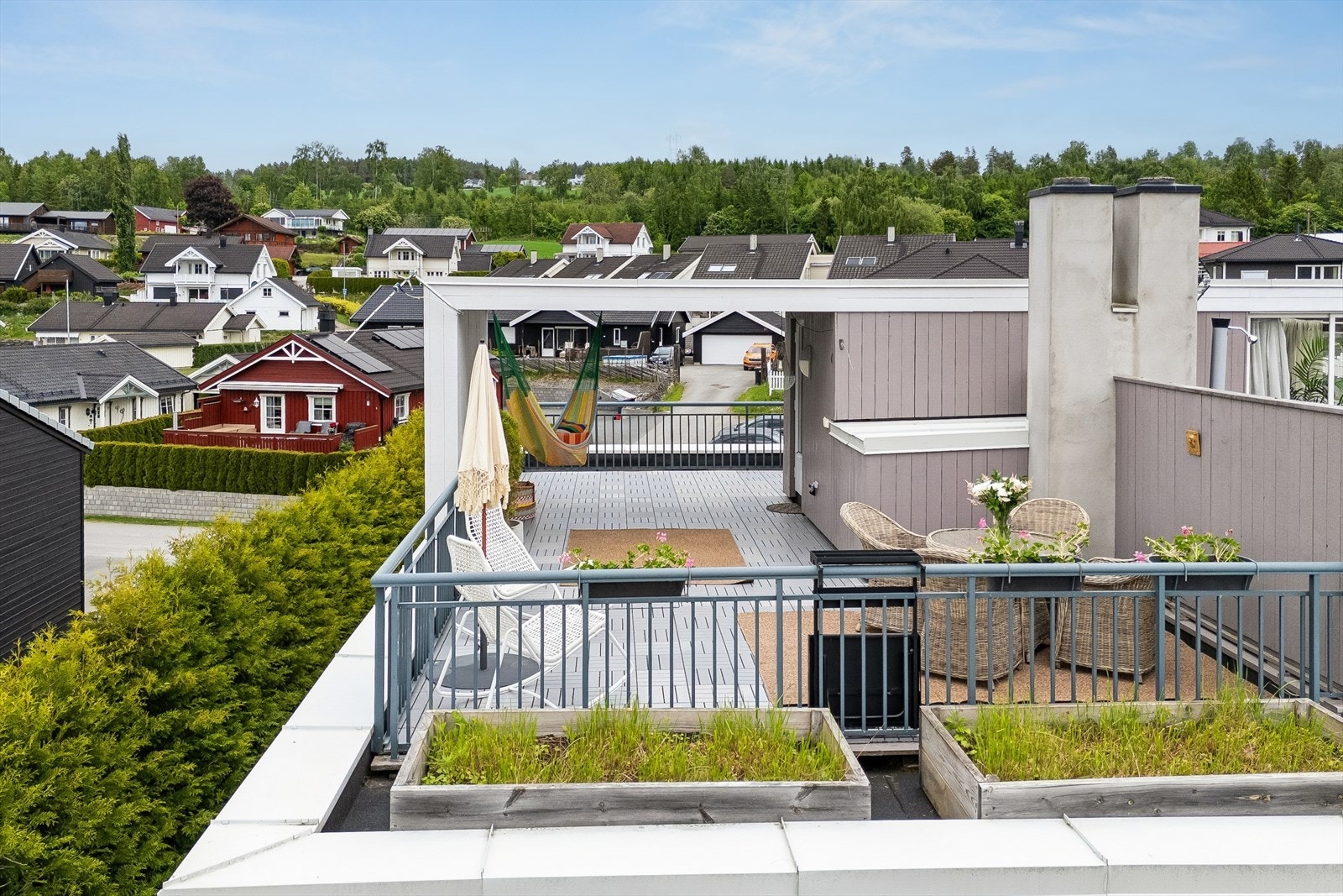 Takterrassen er på hele 42 m² og gir rikelig med plass for utemøbler, grill og beplantning. I tillegg er det utekran med kaldt og varmt vann. Galleribilde