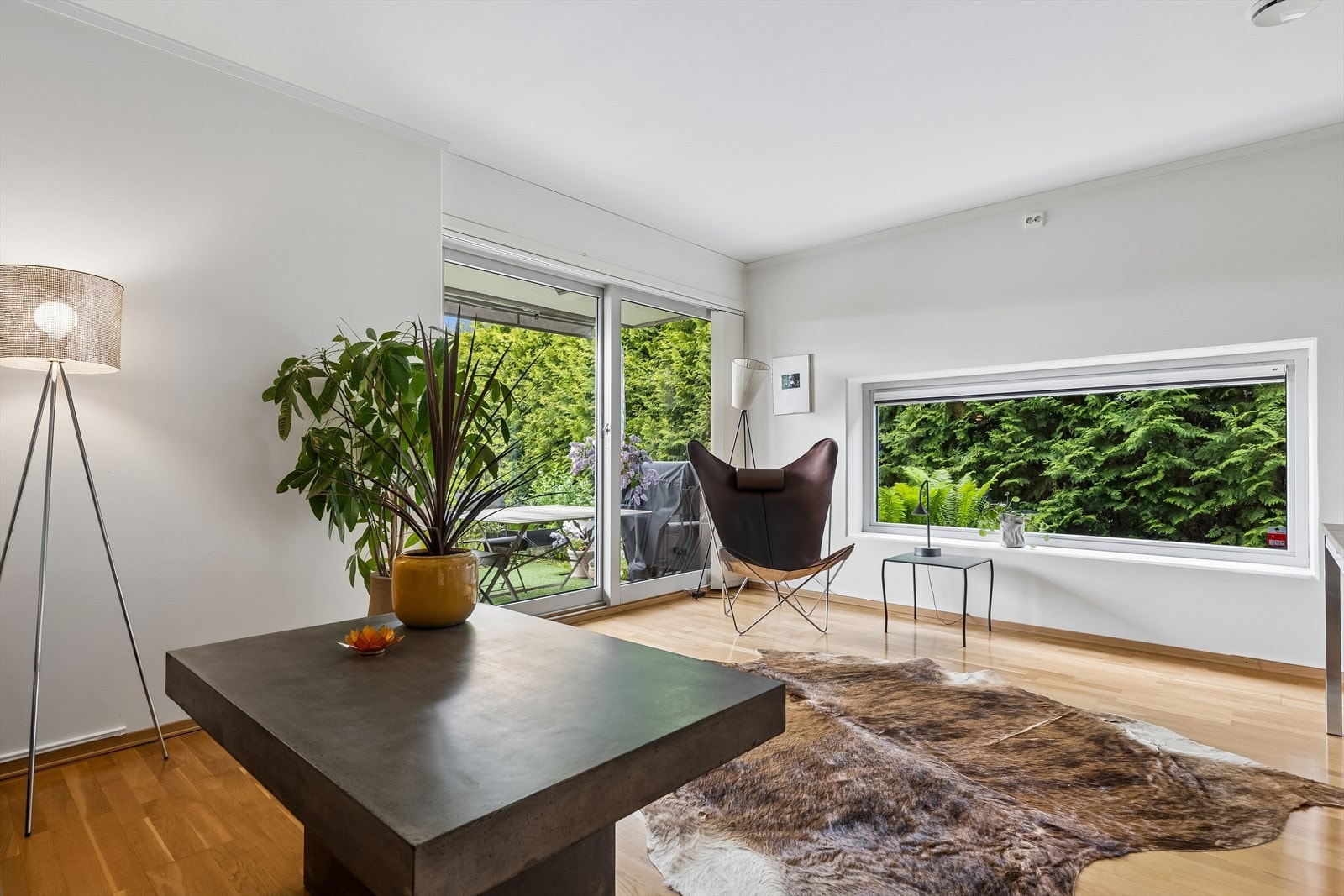 Fra stuen er det utgang til en terrasse på 16 m² via en heve- og skyvedør. Galleribilde