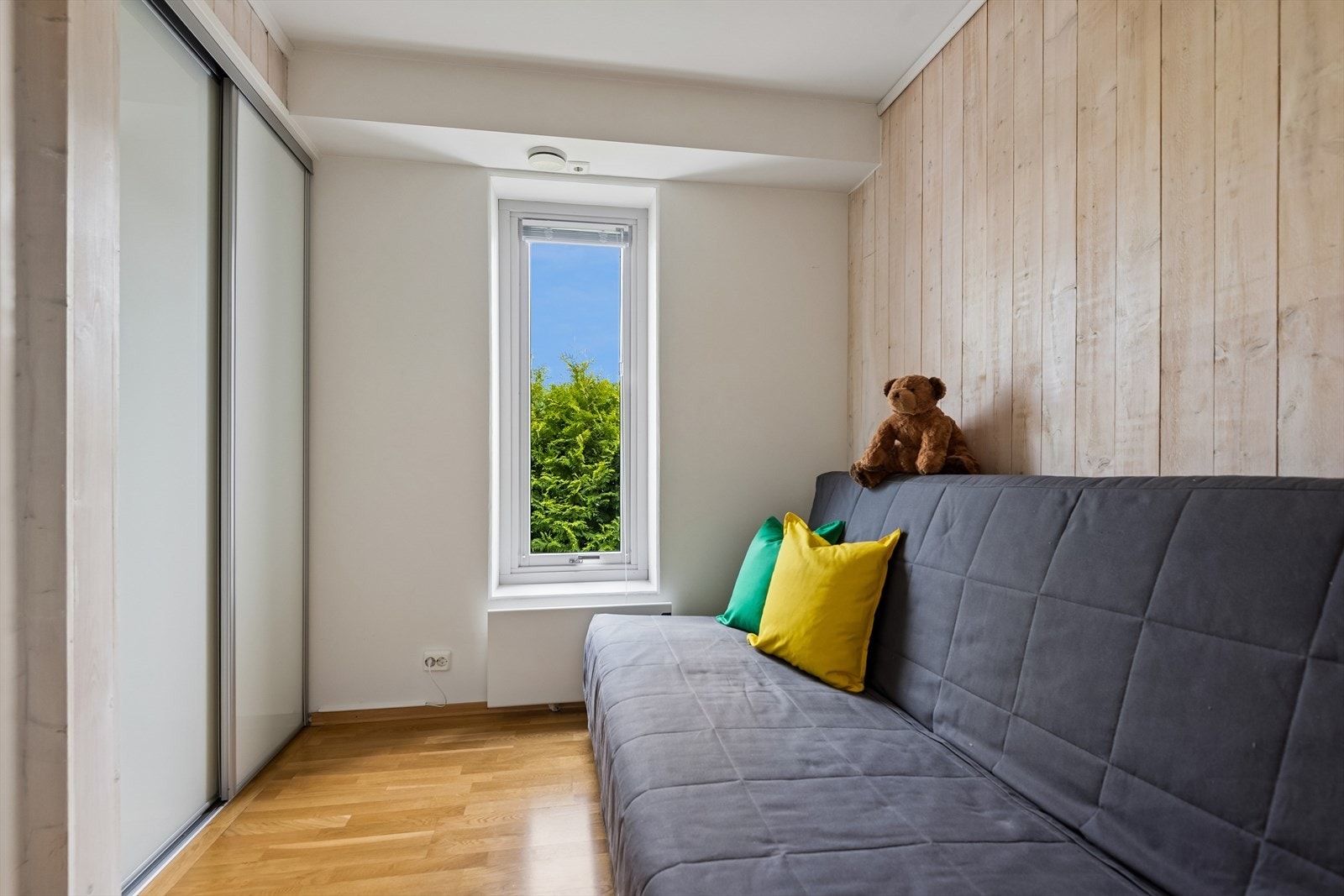 Det andre soverommet har også en praktisk skyvedørsgarderobe. Galleribilde