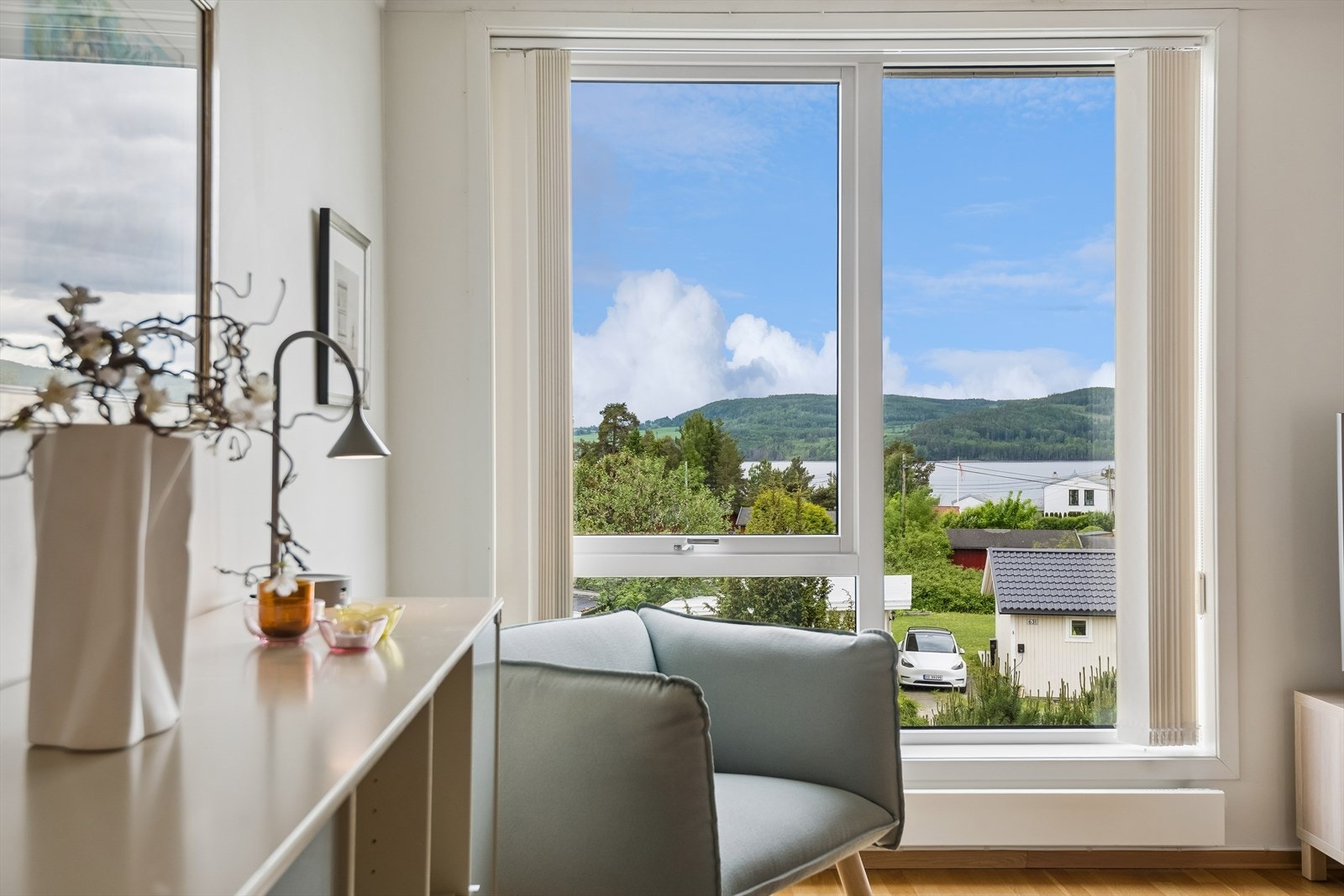 Fra vinduene i andre etasje har man utsyn over nærområdet og Mjøsa. Galleribilde