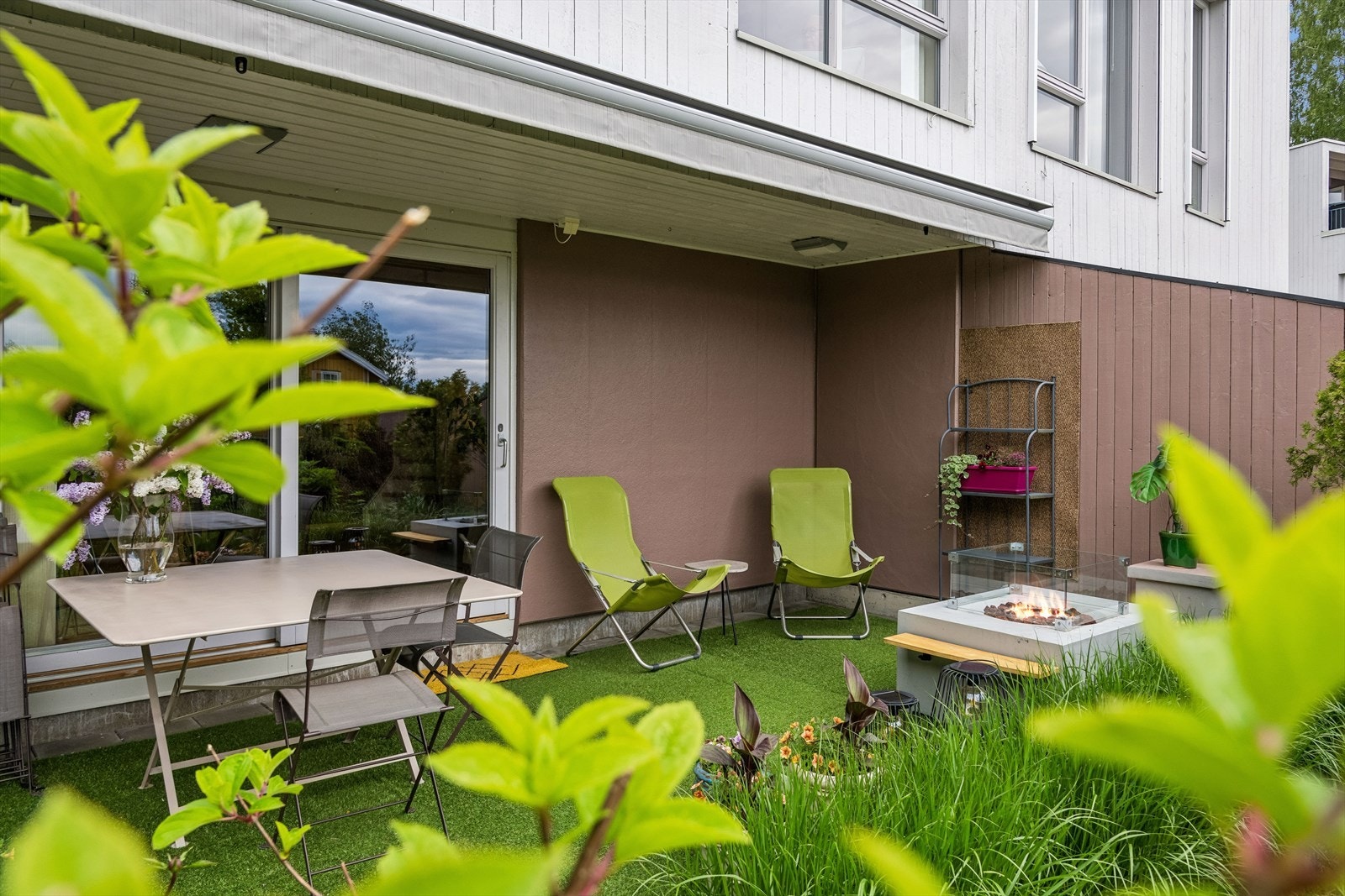 I tillegg til takterrassen har boligen en markterrasse med direkte utgang fra stuen. Galleribilde