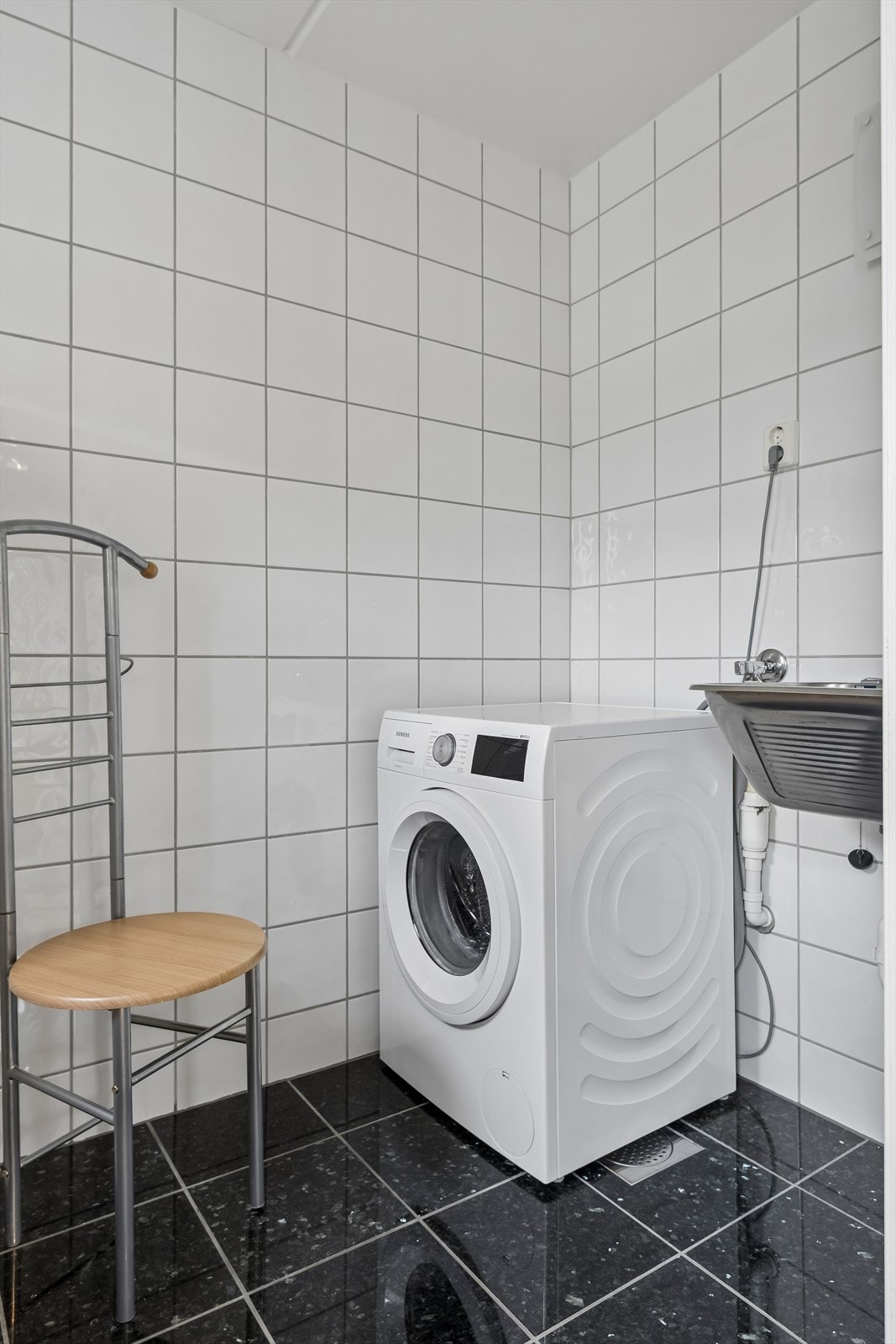 Separat vaskerom med opplegg for vaskemaskin, vaskekum og vannbåren gulvvarme. Praktisk! Galleribilde