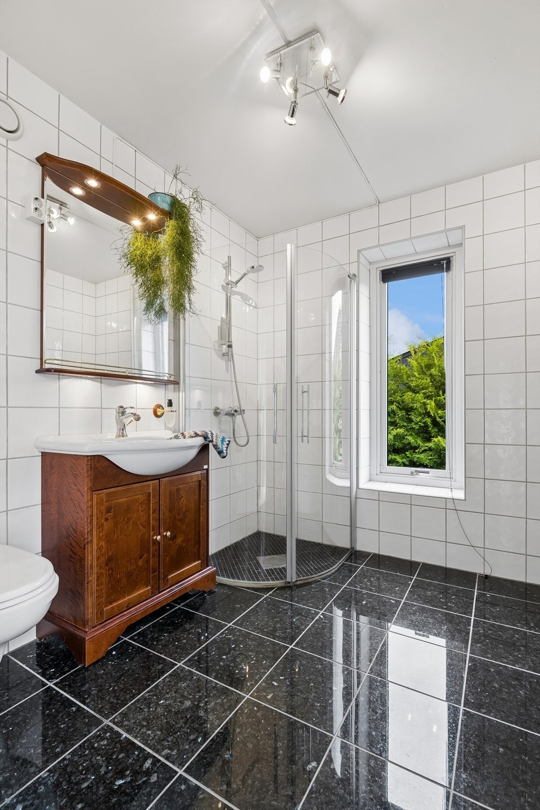 Badet i andre etasje har flislagt gulv med vannbåren gulvvarme. Galleribilde