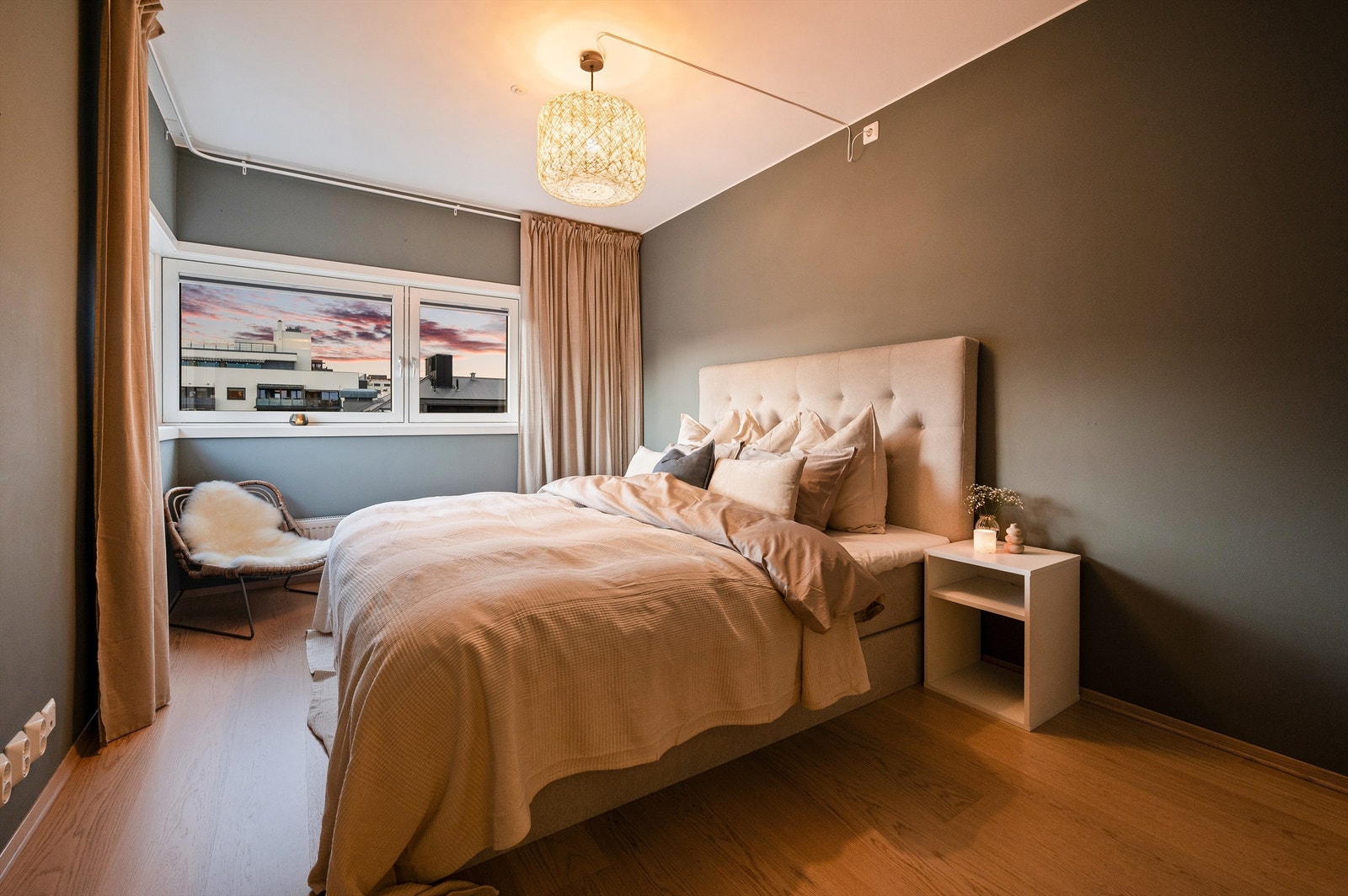 Stort og luftig hovedsoverom med god plass til dobbeltseng og nattbord Galleribilde