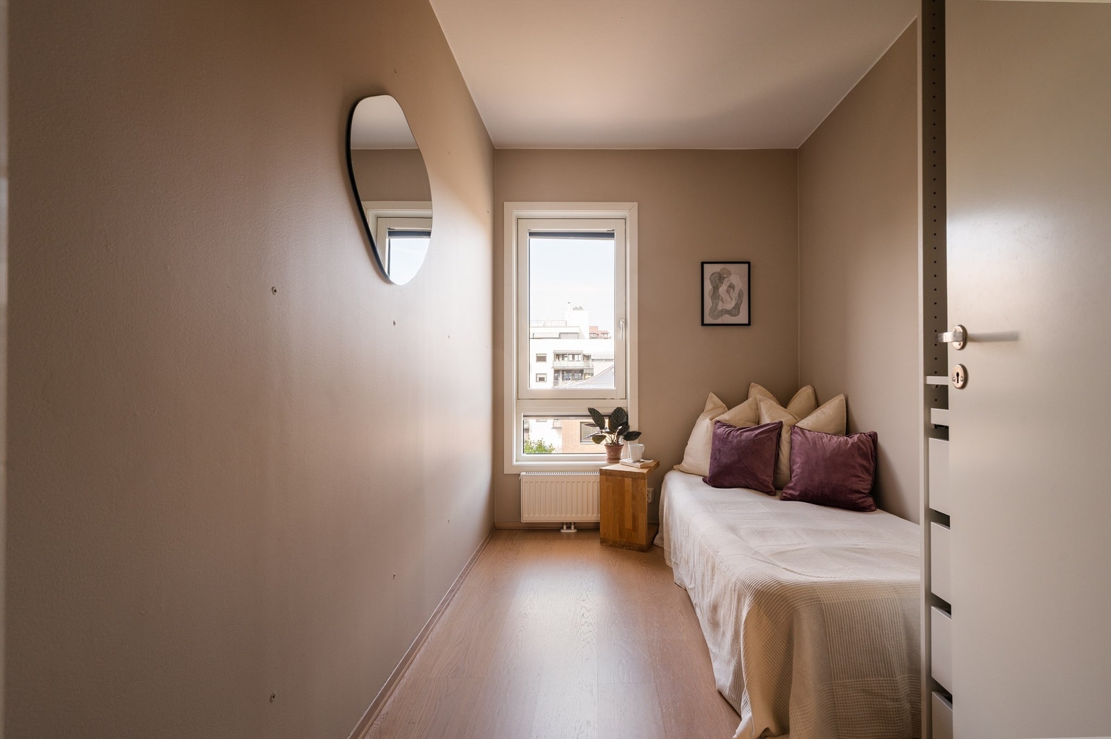Her kan det innredes med både seng, garderobe eller skrivebord Galleribilde