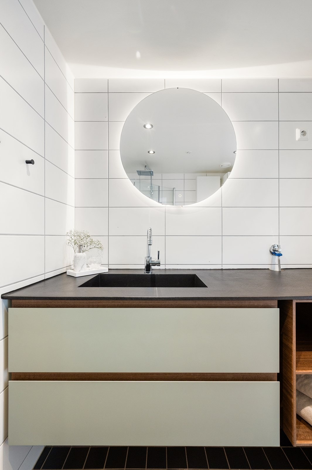 Badet er tidsriktig innredet med vegghengt innredning med skuffer og hyller, samt heldekkende servant med armatur Galleribilde