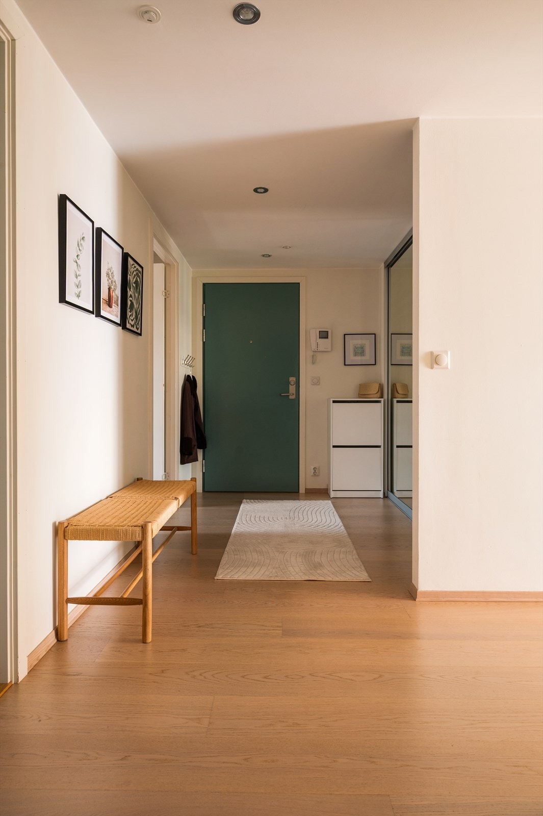 Skyvedørsgarderobe i entréen med plass til bl. a. barnevogn, yttertøy, sko etc. Galleribilde