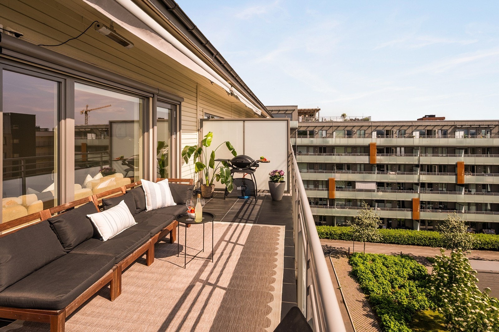 God plass til både større og mindre utemøblement, samt gode muligheter for en flott grill - det er tillatt med både el- eller gassgrill Galleribilde