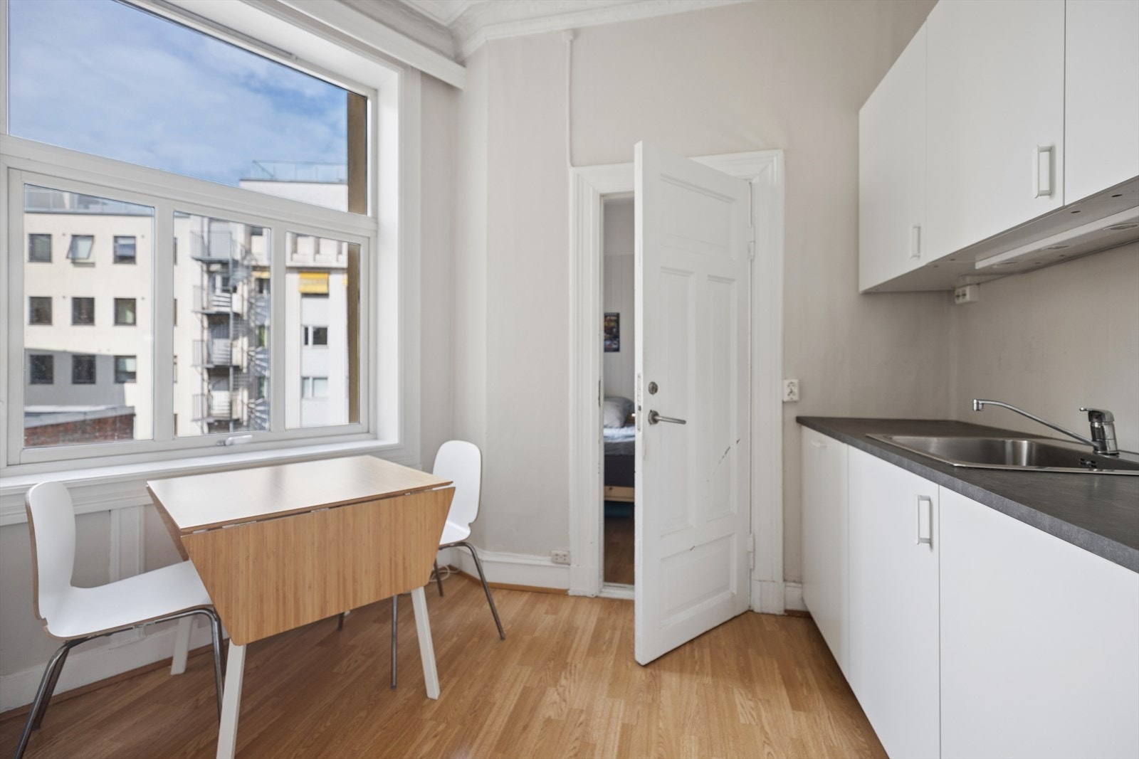 Kjøkken med spiseplass og hvitevarer. Galleribilde