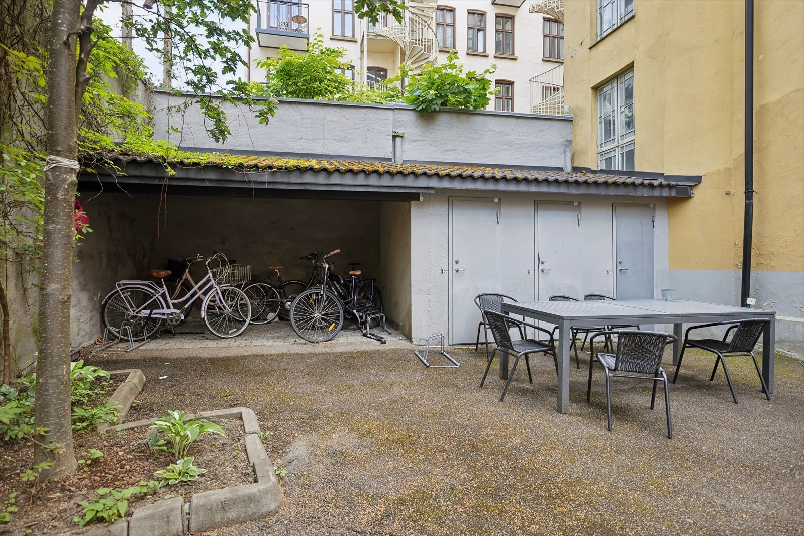 Bakgård med sykkelparkering. Galleribilde