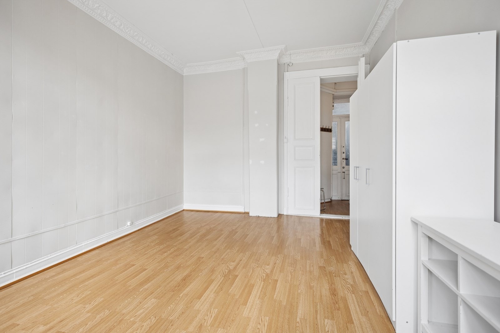 Stue med rosett/stukkatur. Galleribilde