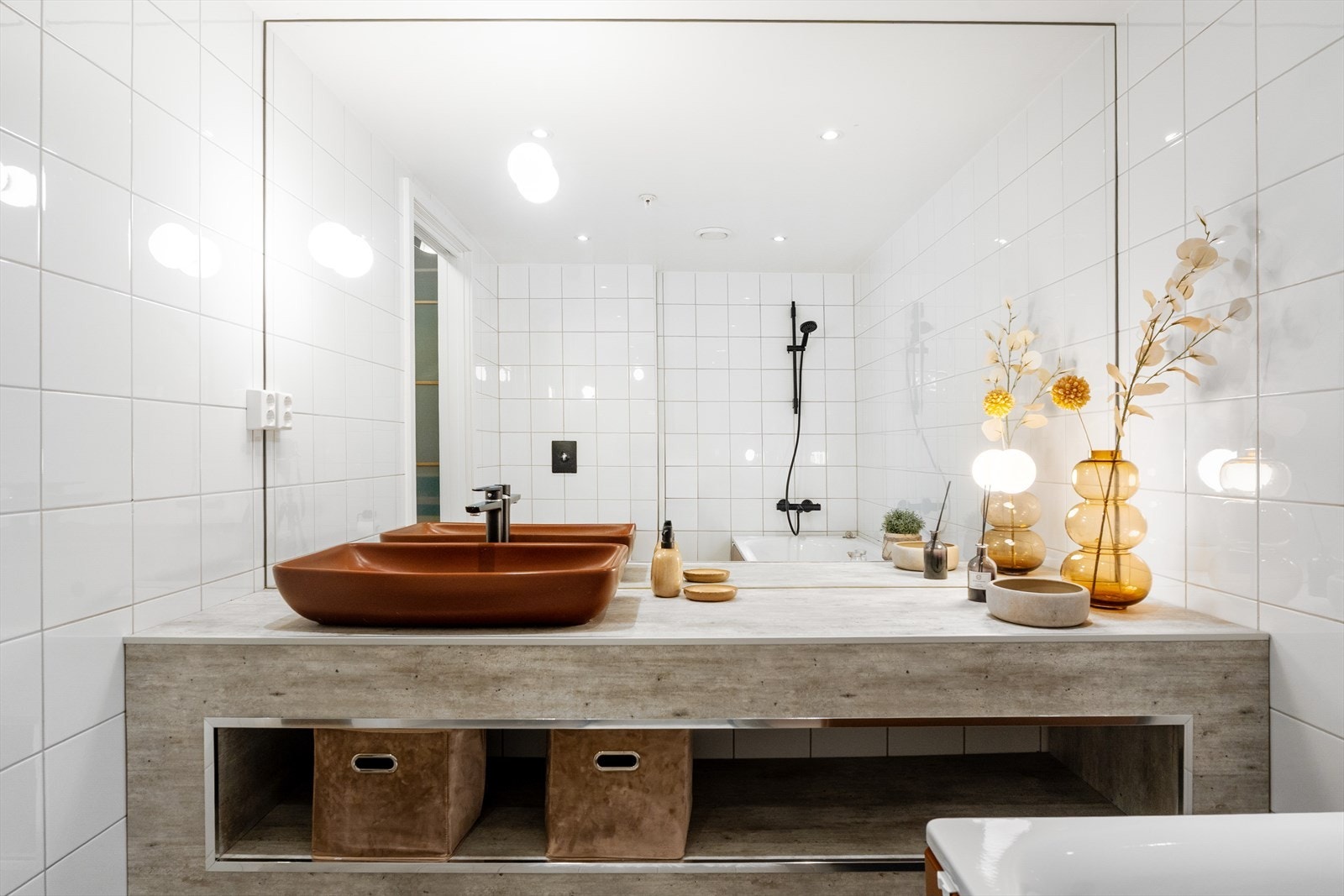 Nydelig innredning av fliser med servant med god plass til oppbevaring Galleribilde