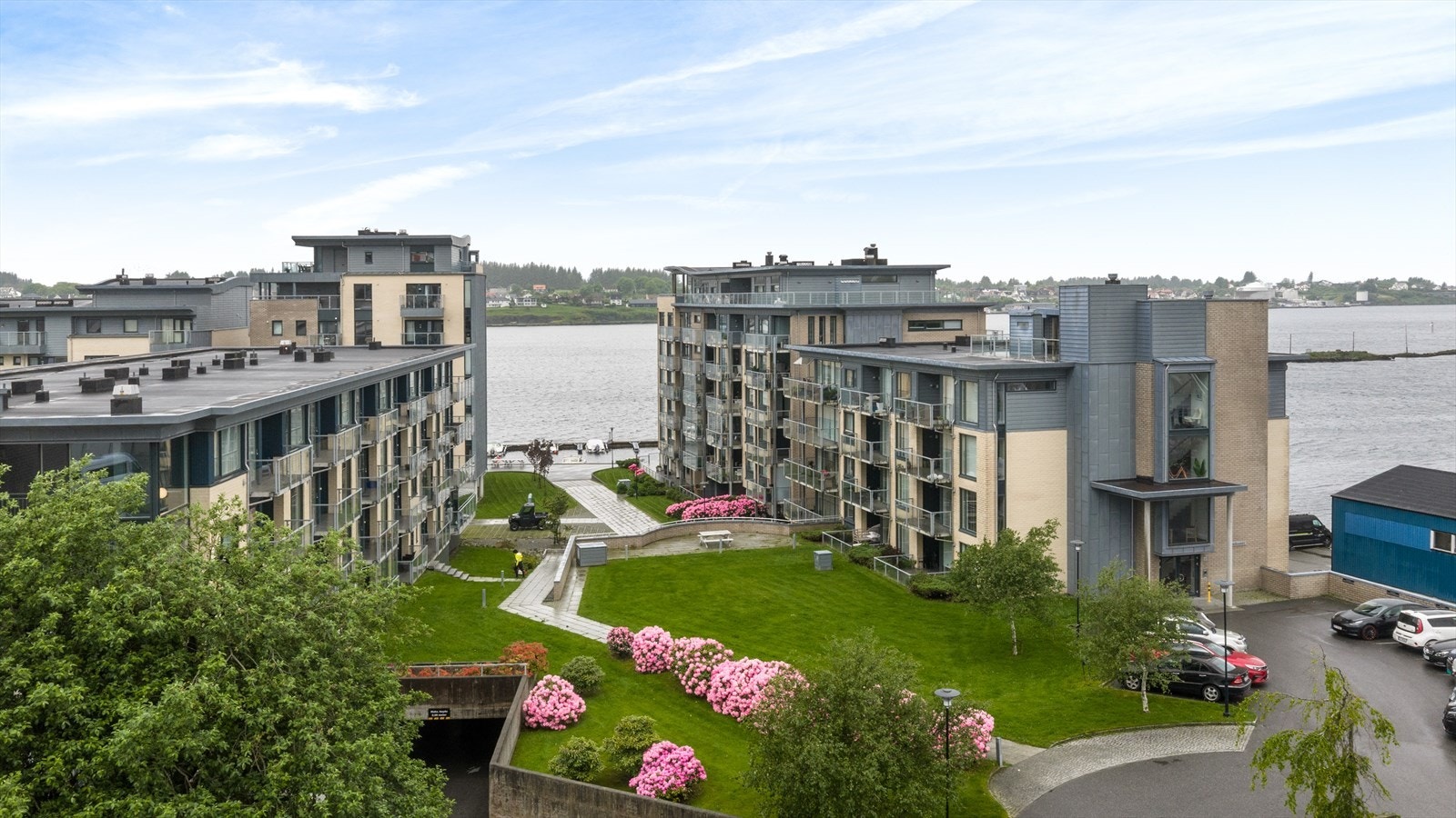 Beliggenhet ved sjøen i attraktive Karmsund brygge med Karmsund brygge har parkmessig opparbeidet fellesareal Galleribilde