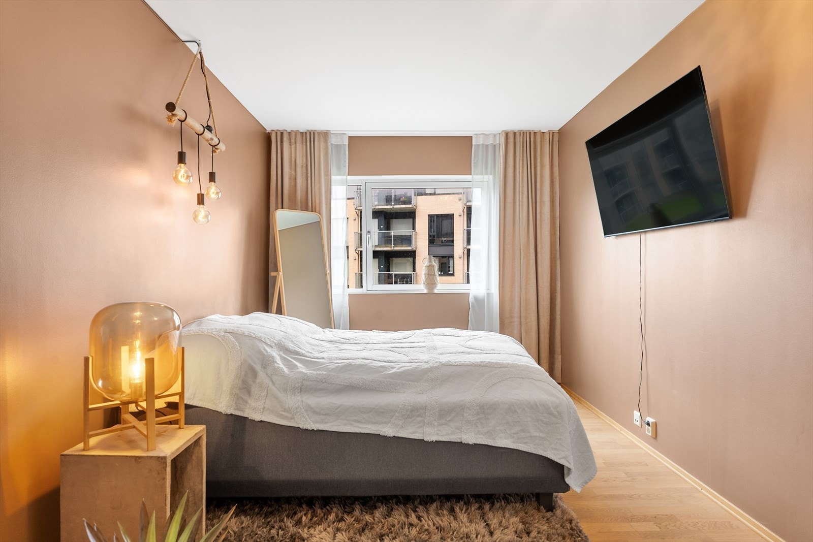 Romslig hovedsoverom med inngang til walk-in og egen bad Galleribilde