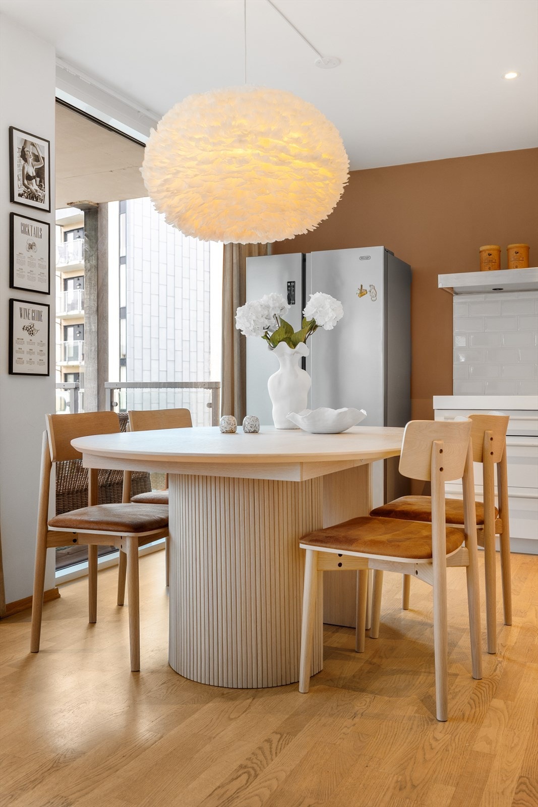 God plass til stort spisebord og mange gjester Galleribilde