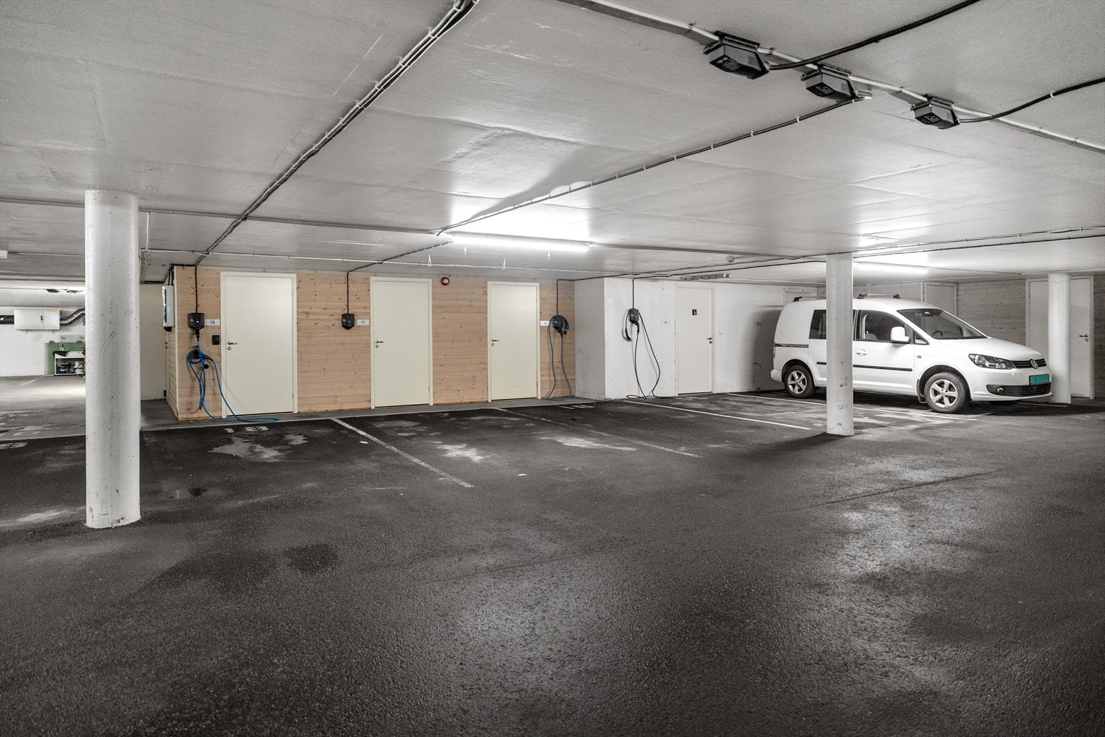 Parkeringsplass i lukket garasjeanlegg Galleribilde