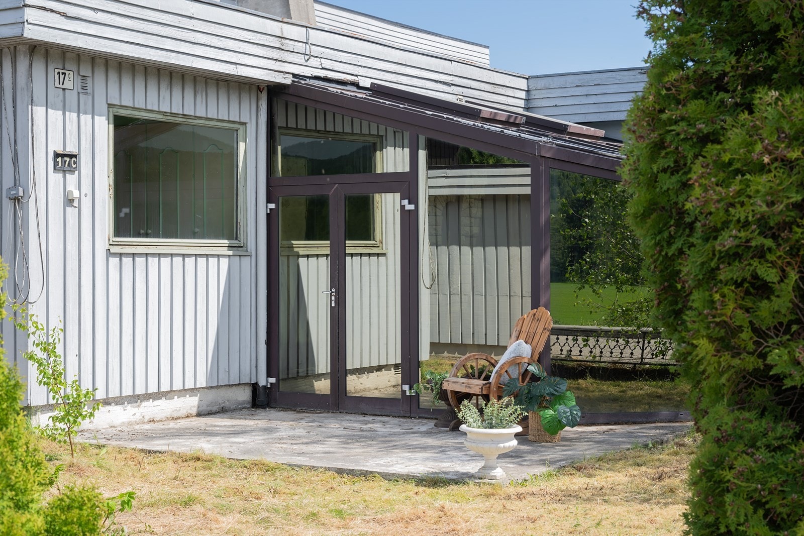 Uteplass med direkte adkomst fra den innglassede vinterhagen. Galleribilde