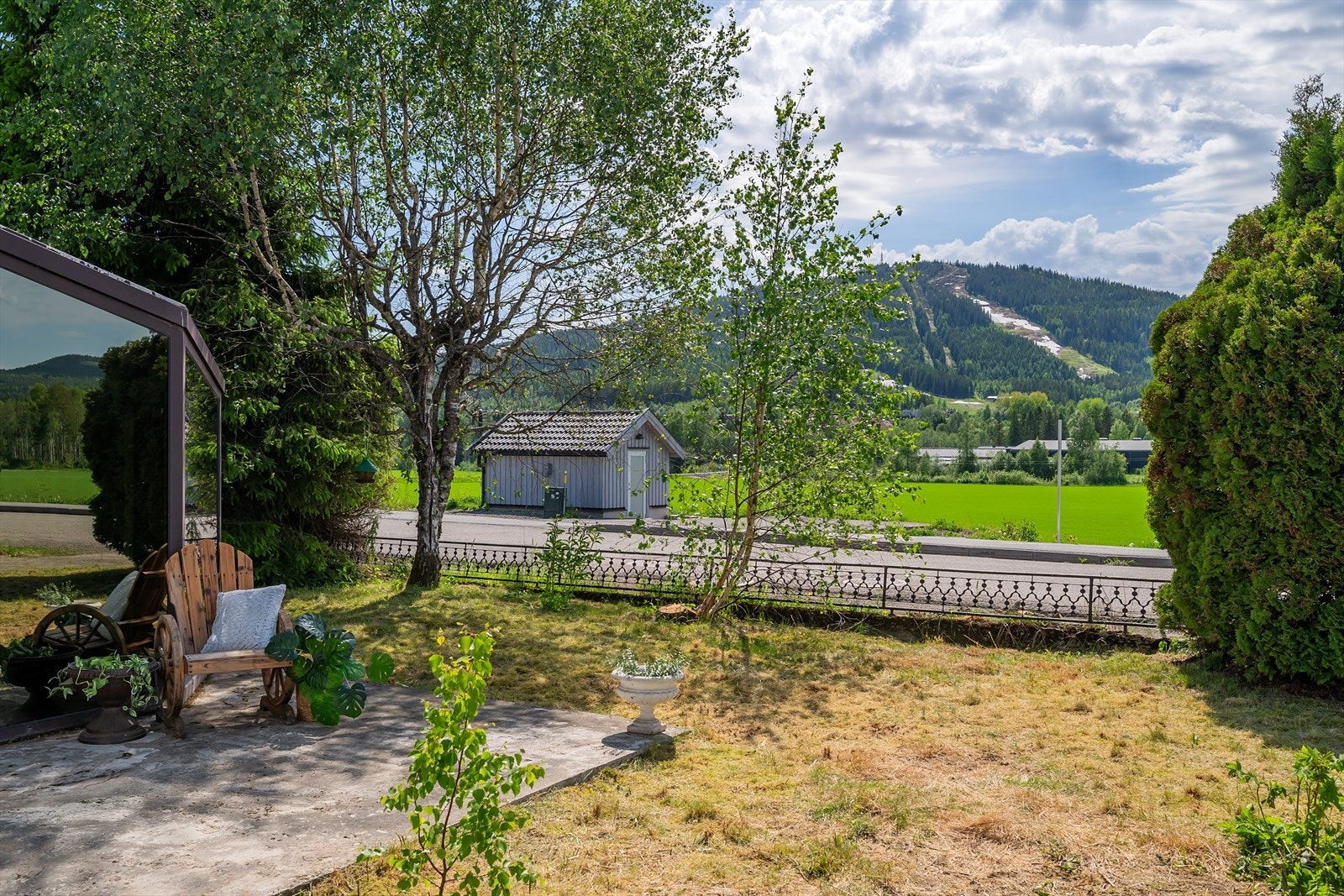 Fra eiendommen er det utsikt mot Varingskollen Alpinsenter, et lokalt samlingspunkt for ski- og friluftsaktiviteter. Galleribilde