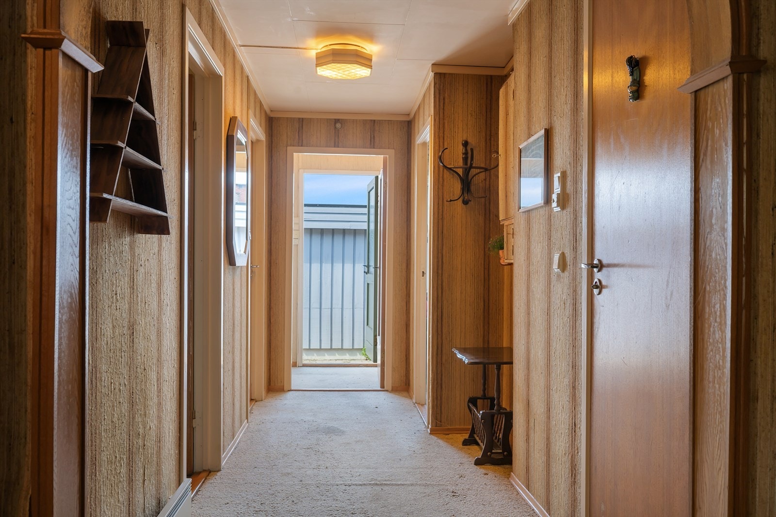Entréen har en dør med glassfelt inn mot gangen, som fordeler tilgang til boligens øvrige rom. Galleribilde