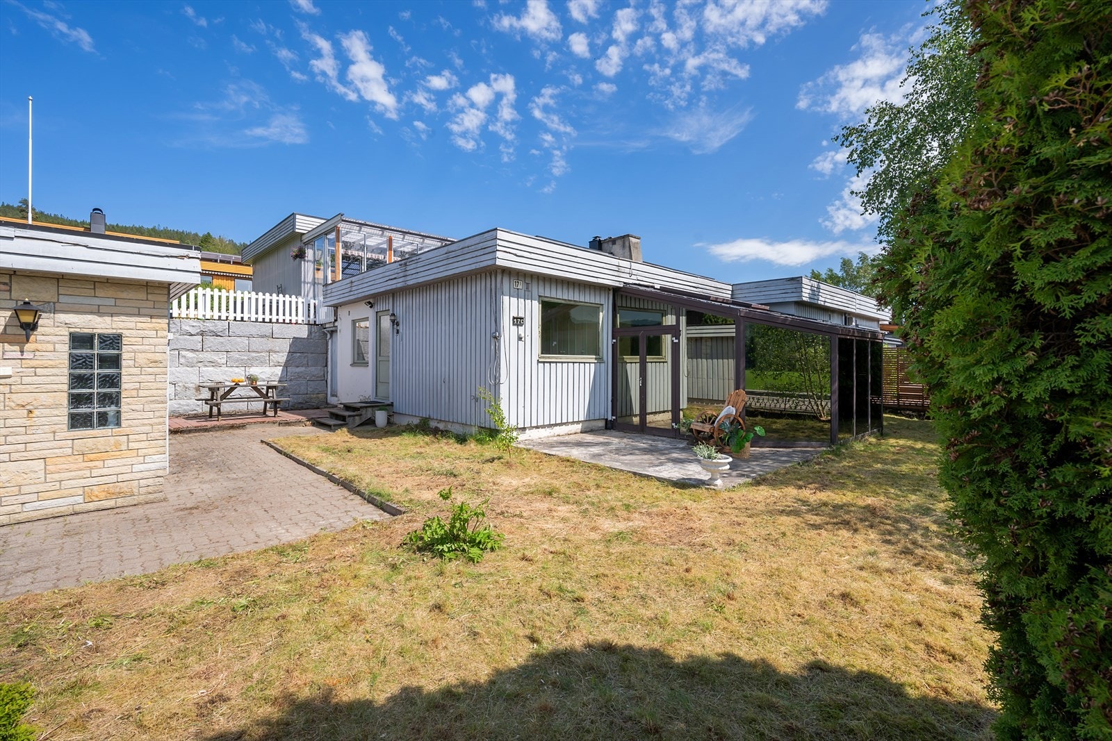 Praktisk kjedehus med alt på ett plan, med en frittstående garasje på 41 m² som også rommer to boder. Her har man både garasje og mulighet for parkering på egen tomt. Boligen har behov for oppussing! Galleribilde