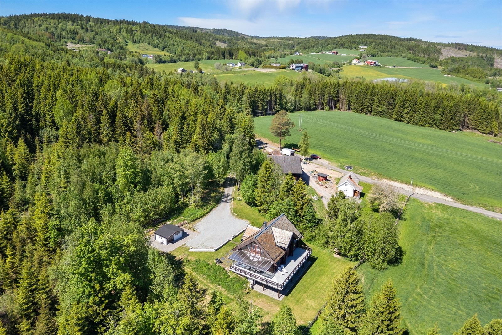 Eiendommen ligger høyt og fritt med skog og natur som nærmeste nabo. Galleribilde