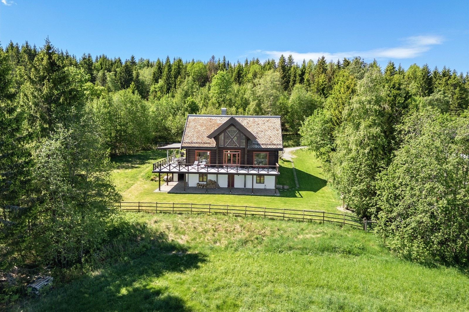 Boligen ligger skjermet til i landlige og idylliske omgivelser. Galleribilde