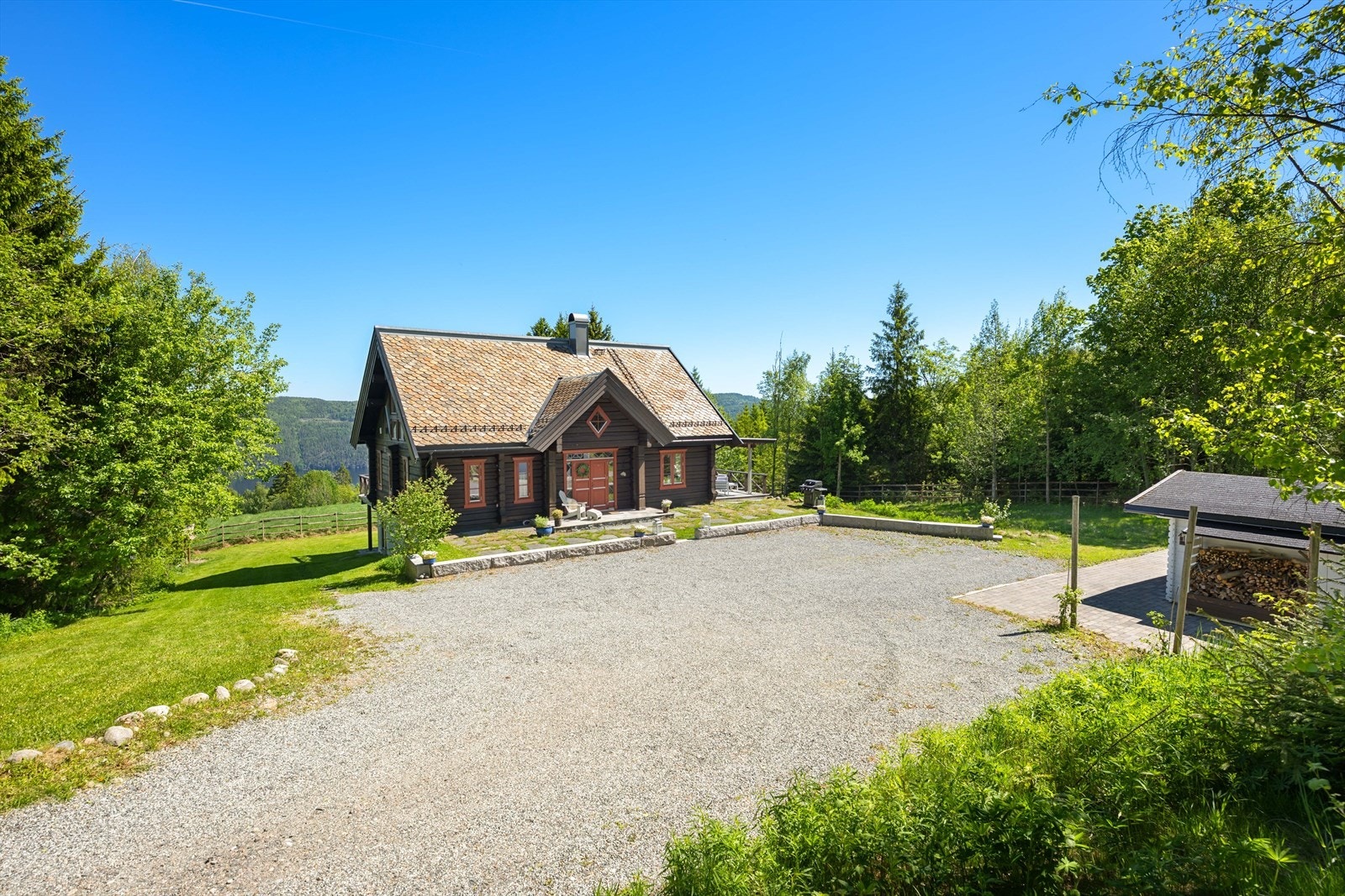 På eiendommen står også en praktisk, laftet bod med vedbod på siden. Galleribilde