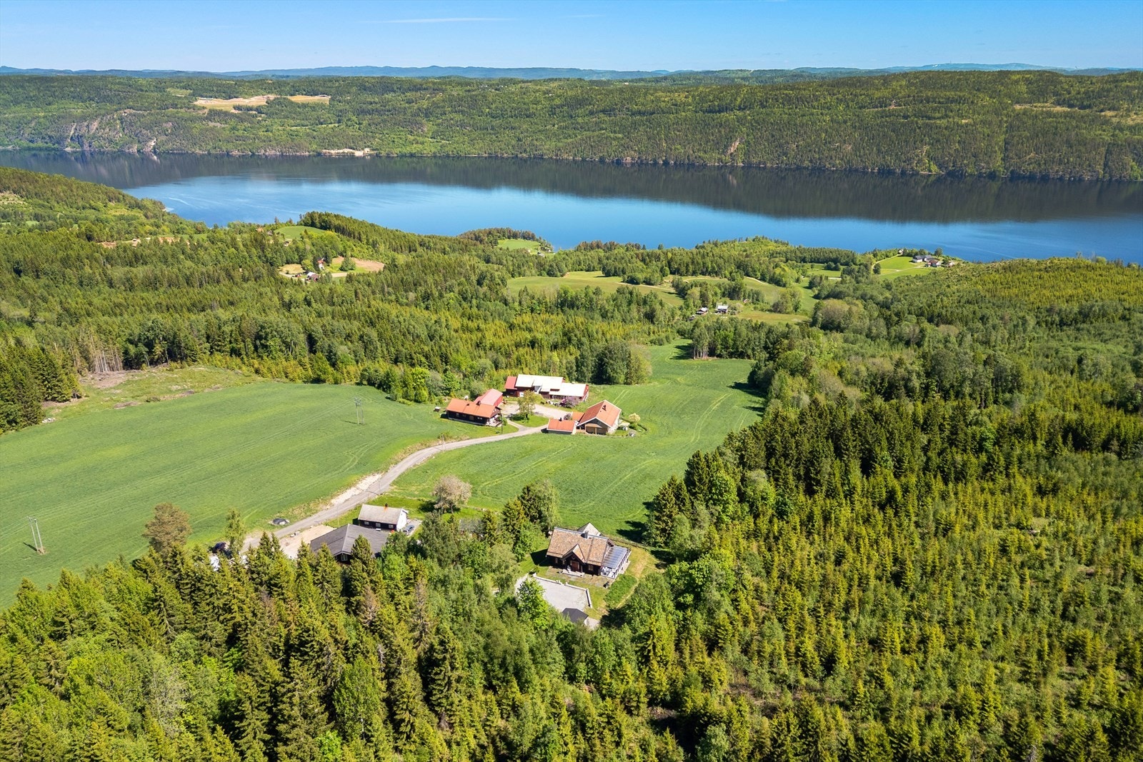 Beliggenheten gir en nydelig utsikt over Holsfjorden og det omkringliggende kulturlandskapet. Galleribilde