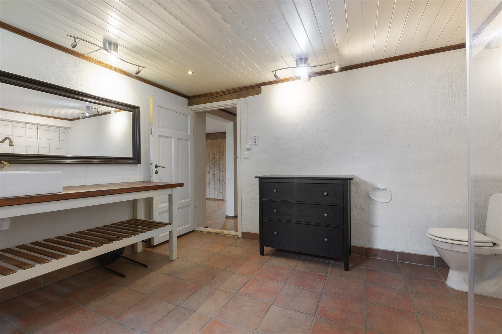 Bad i underetasjen har innredning med servant, toalett og dusjkabinett. Det er elektrisk styrt vifte. Galleribilde
