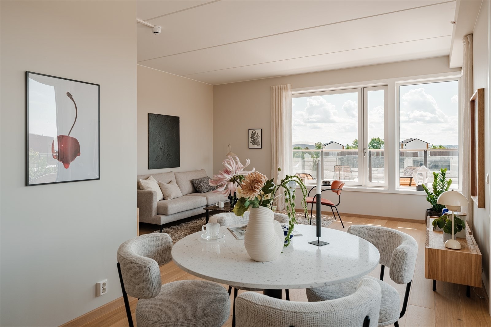 Leiligheten byr på romslige oppholdsrom. Galleribilde