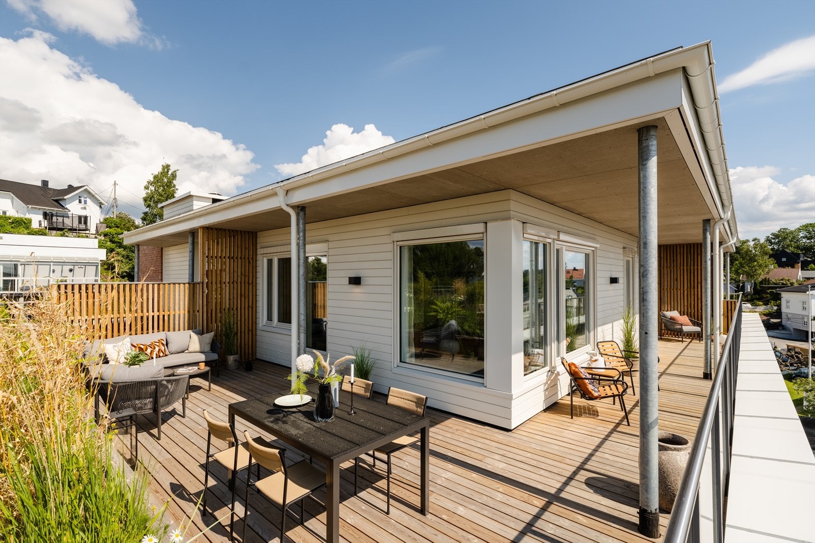 Her får du en innflytningsklar og ny (2025) toppleilighet med en generøs og solrik takterrasse på hele 45m² og en attraktiv beliggenhet på Stabekk. Galleribilde