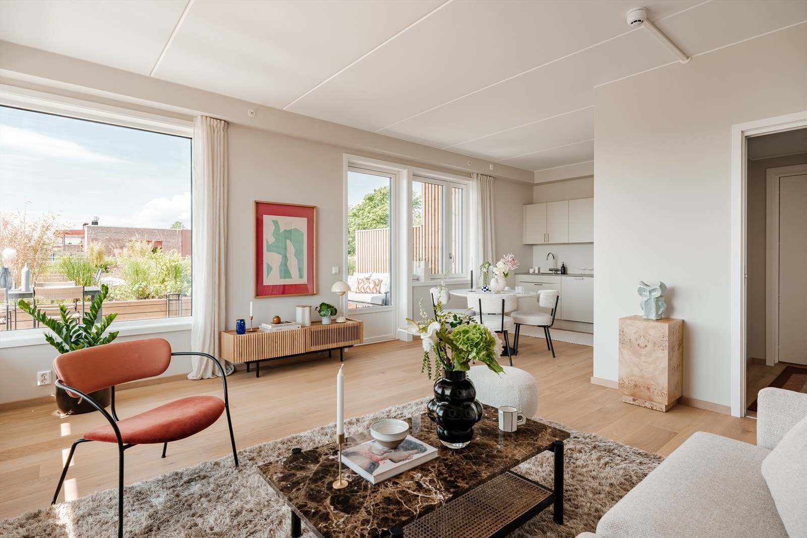 Gode innredningsmuligheter med plass til sofaseksjon og spisebord. Galleribilde