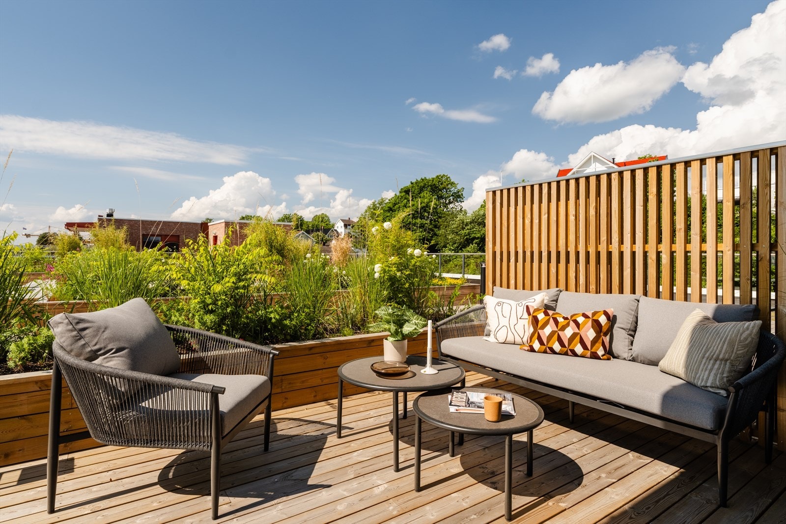 Takterrassen fungerer som en naturlig forlengelse av stuen i sommerhalvåret. Galleribilde