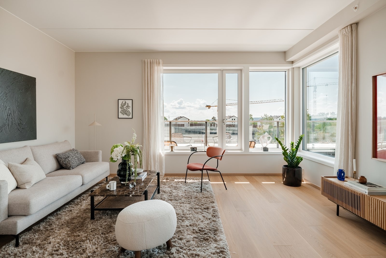 Generøse vindusflater slipper inn rikelig med naturlig lys fra to sider. Galleribilde