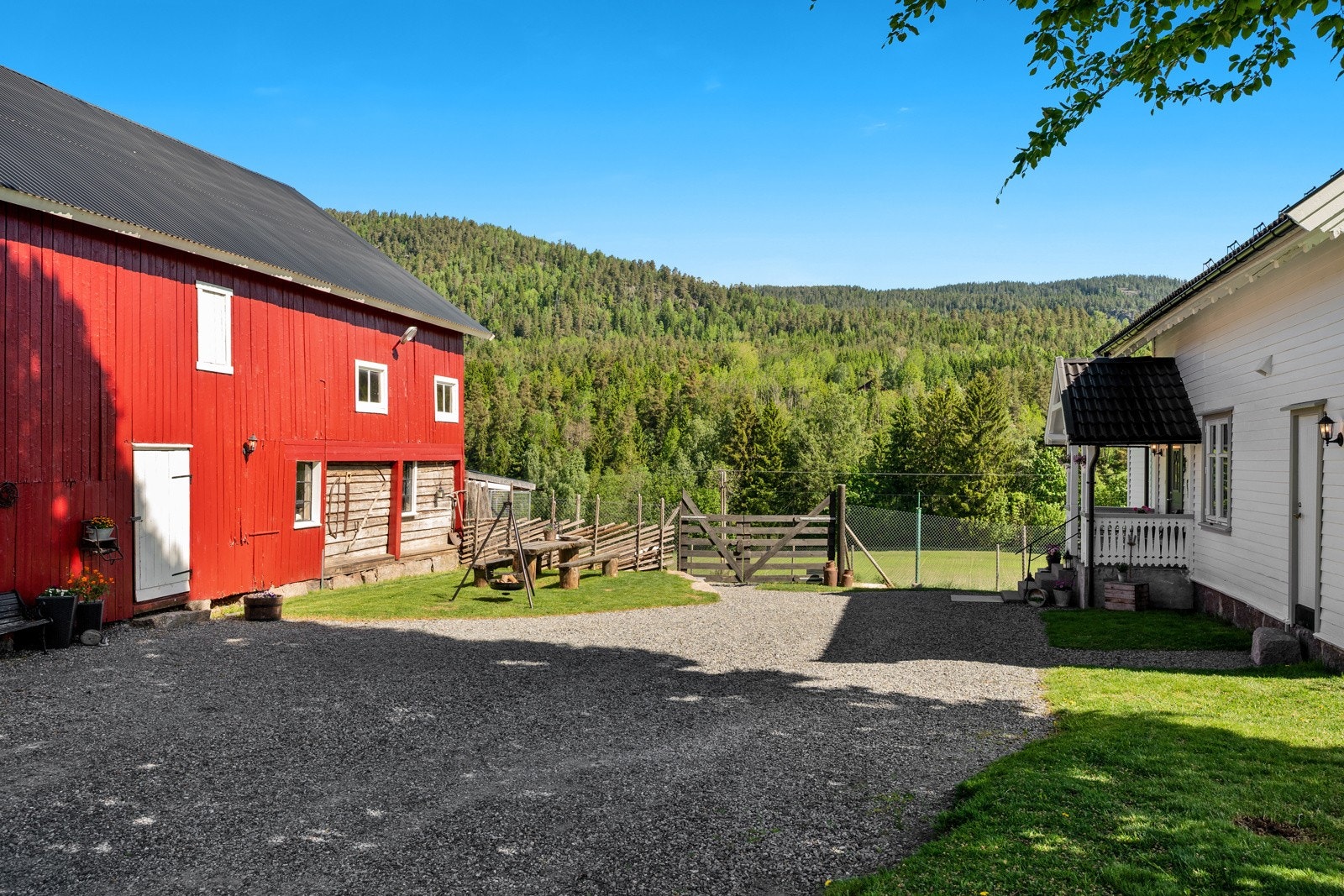 Sjarmerende tun med fine uteplasser Galleribilde