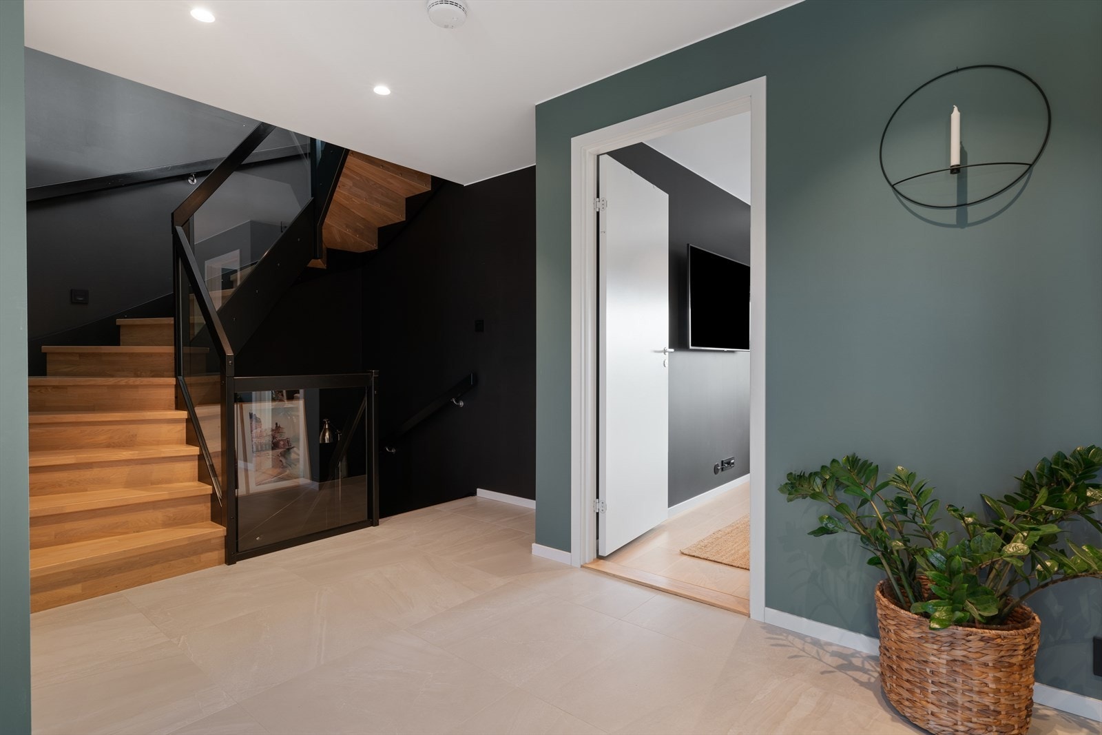 - 1. etasje inneholder entré/gang, bad, soverom og garderobe - Galleribilde