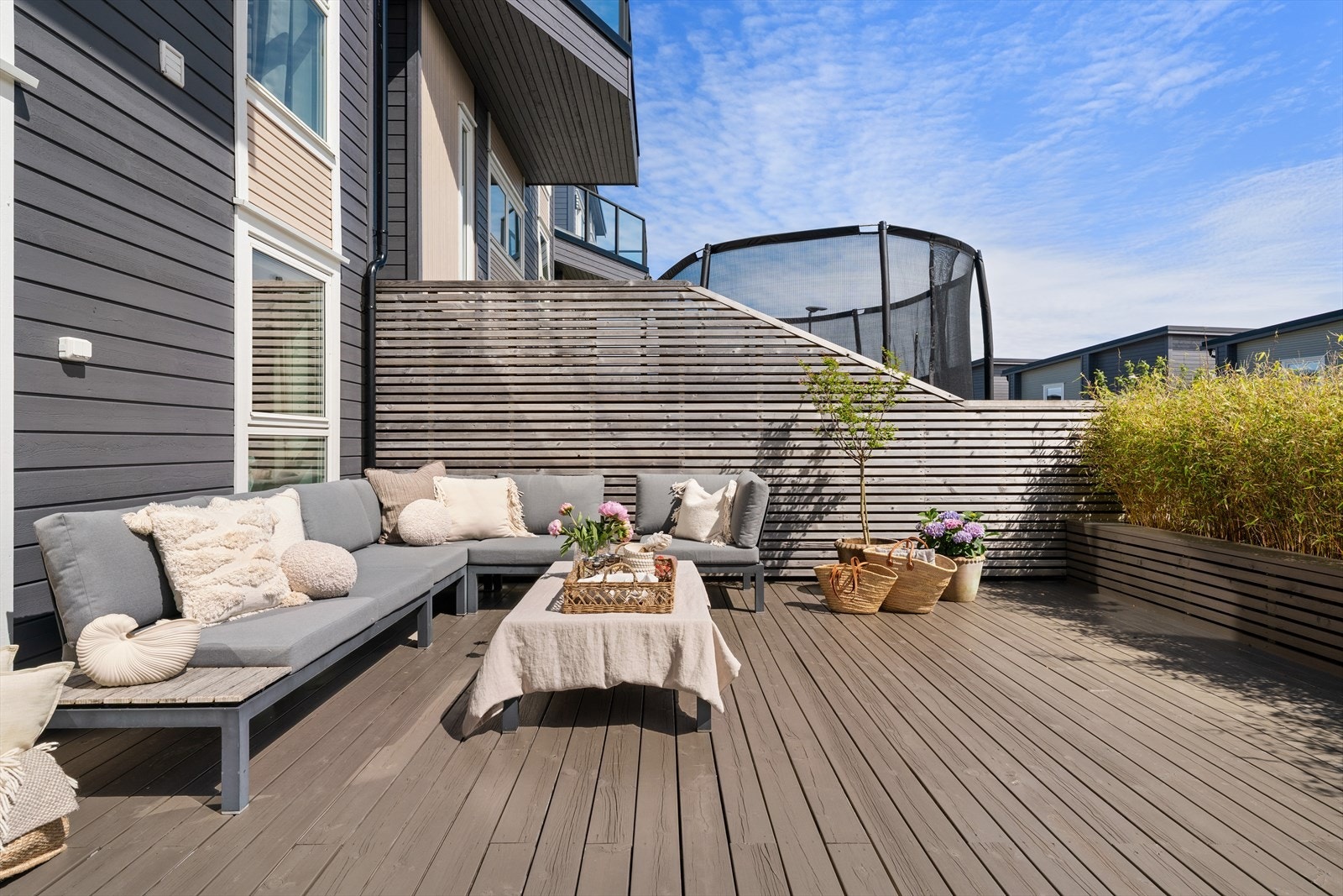 - Nydelig terrasse utenfor underetasjen - Galleribilde