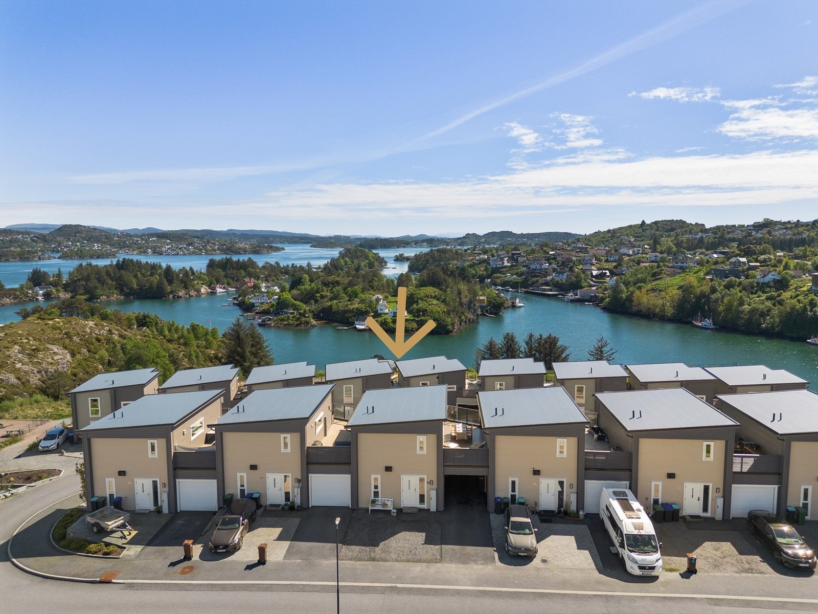 - Parkering i carport samt plass til flere bilder ved inngangspartiet - Galleribilde
