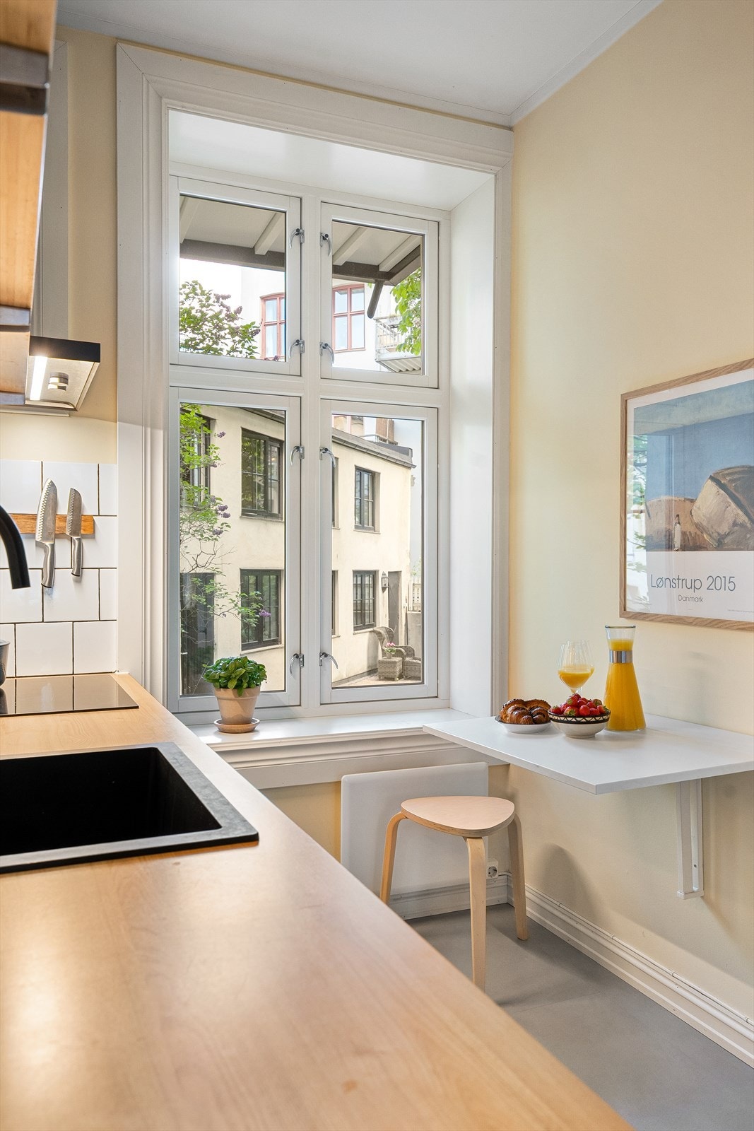 Praktisk vegghengt bord som kan brukes til både spisebord og benk. Galleribilde