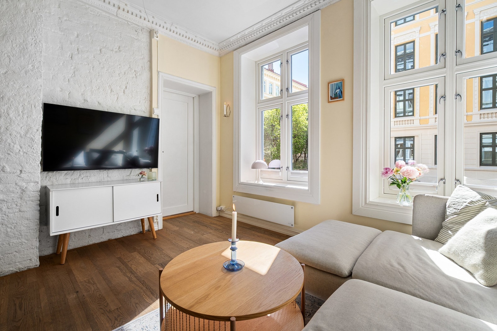 Store vindusflater som tilfører leiligheten rikelig av naturlig lys. Galleribilde
