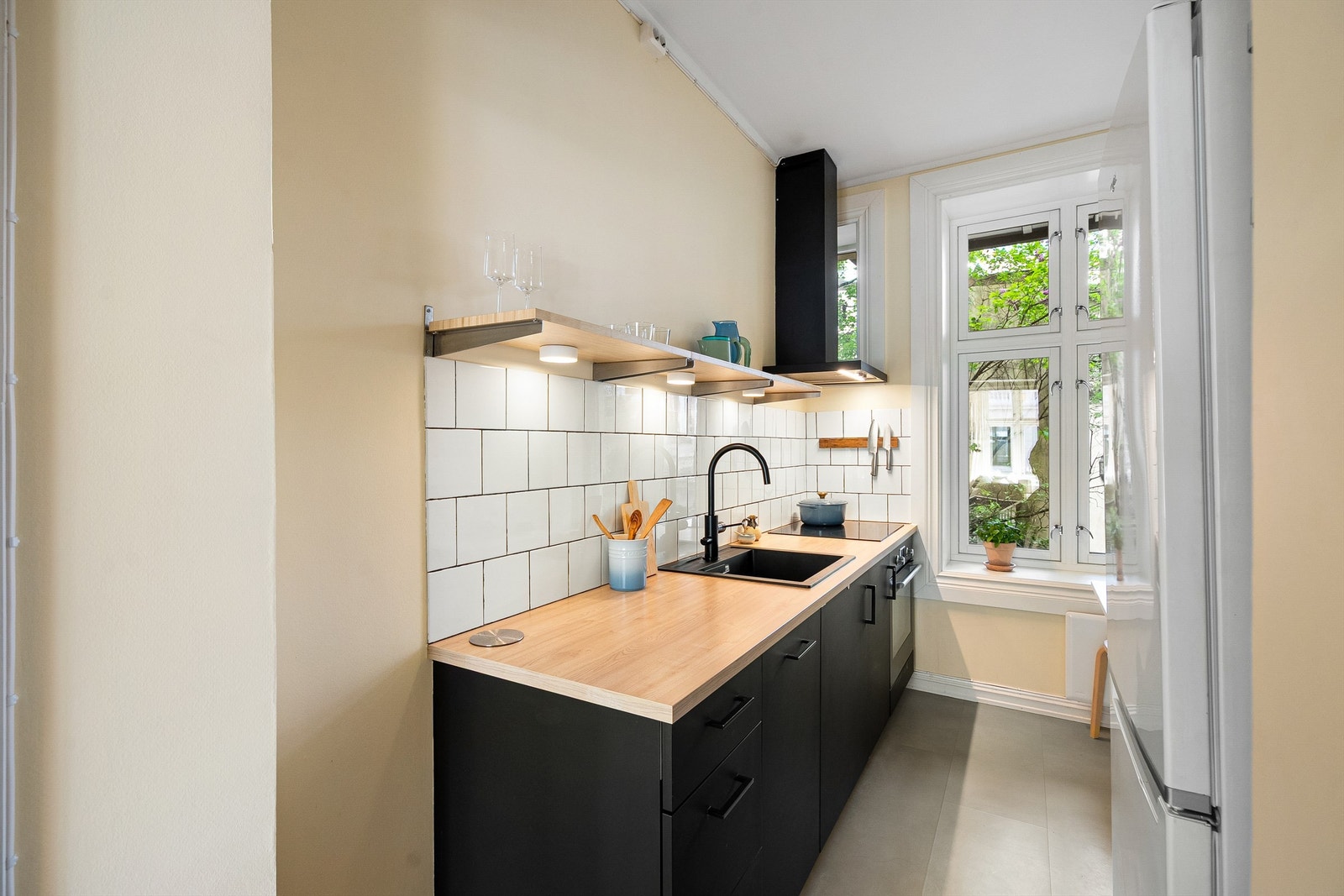 Det er delvis integrerte hvitevarer som stekeovn med induksjon platetopp og oppvaskmaskin (45cm). Det er frittstående kjøleskap med fryser. Galleribilde
