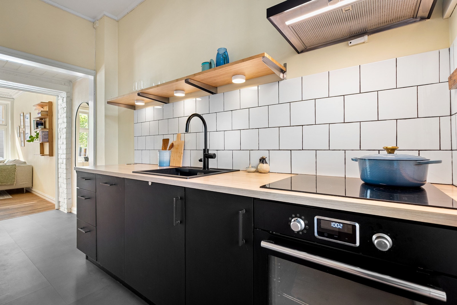 Kjøkken fra Strai (2019) med glatte fronter og laminert benkeplate med kompositt oppvaskkum. Galleribilde