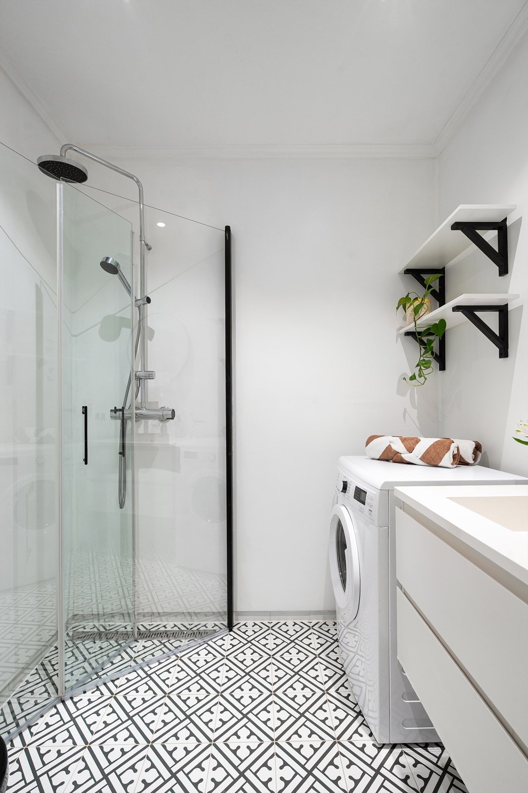 Badet er utstyrt med servant med ett-greps armatur (Mora), speil og dobbel stikkontakt på vegg samt vegghengt toalett(Geberitt). Videre er det dusjhjørne med glassdører, ett-greps armatur med dusjhode samt hånddusj. Galleribilde
