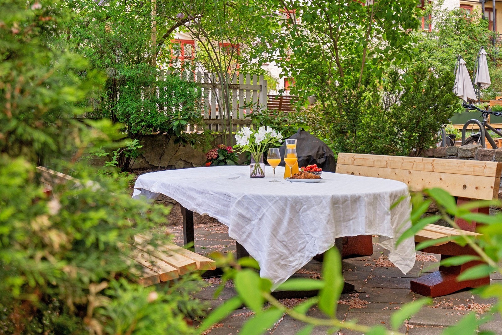 Sameiet har en nydelig bakgård med hyggelig sittegruppe. Foto: Casp. Galleribilde